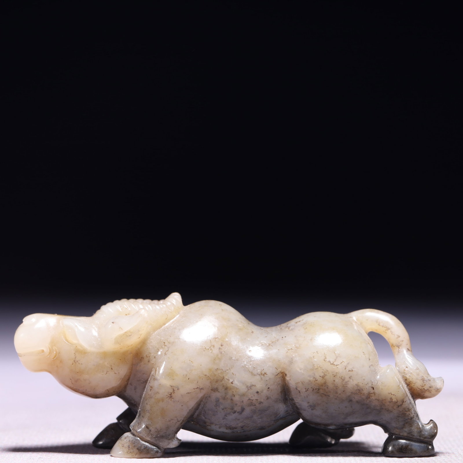 An Exquisite White Jade Buffalo Ornament: An Exquisite White Jade Buffalo Ornament,Qing Dynasty,China,Size:3.5inx1inx1.4in,Weight:97g 白玉牛摆件,中国清代