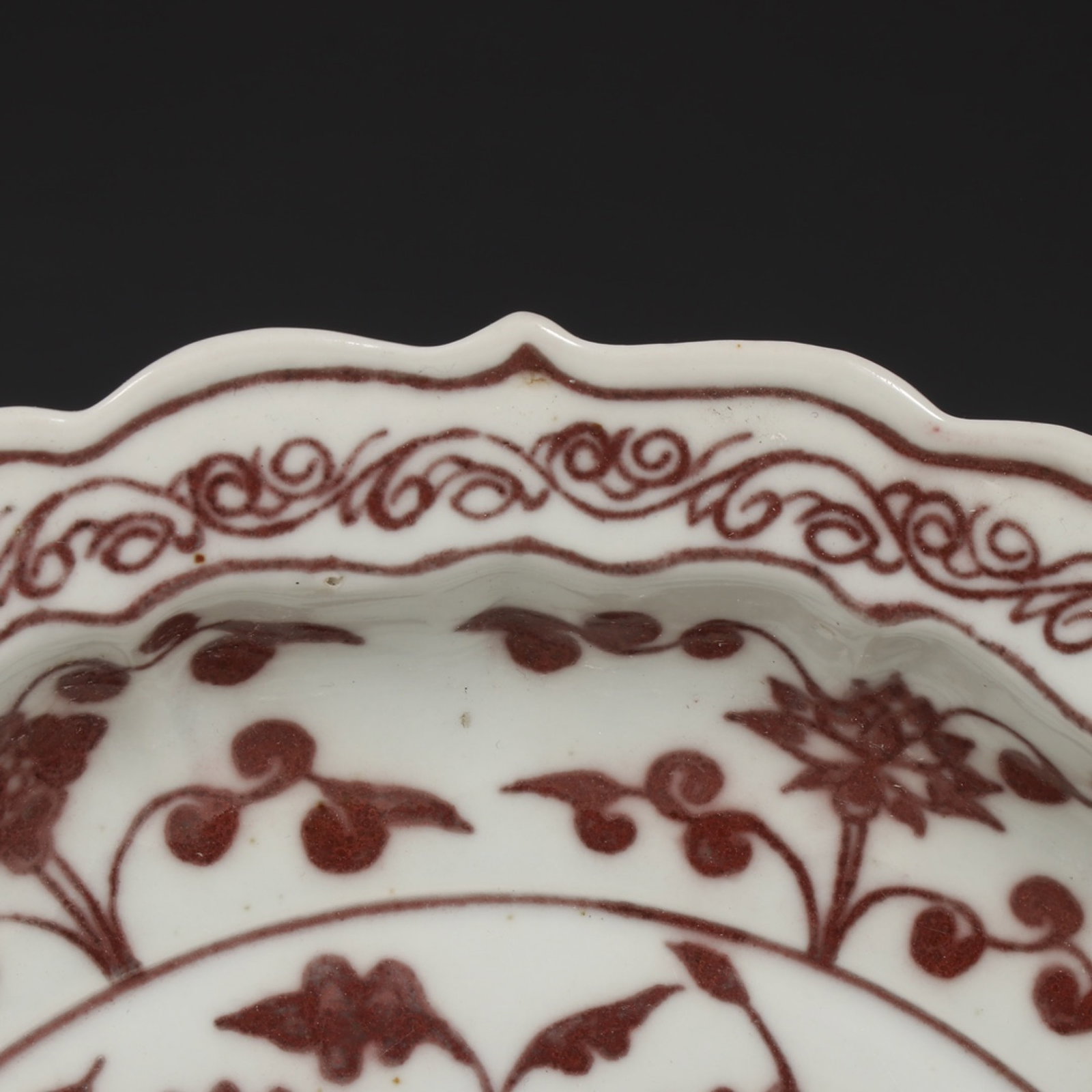 An Exquisite Underglaze-Red Flower Pattern Plate - 3