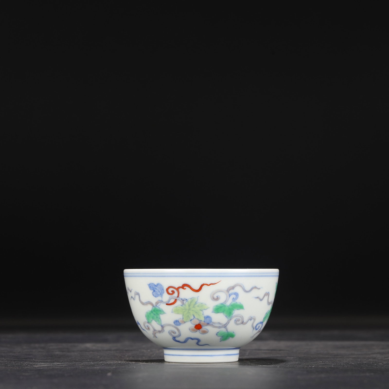 An Exquisite Doucai Grapes Pattern Cup - 2