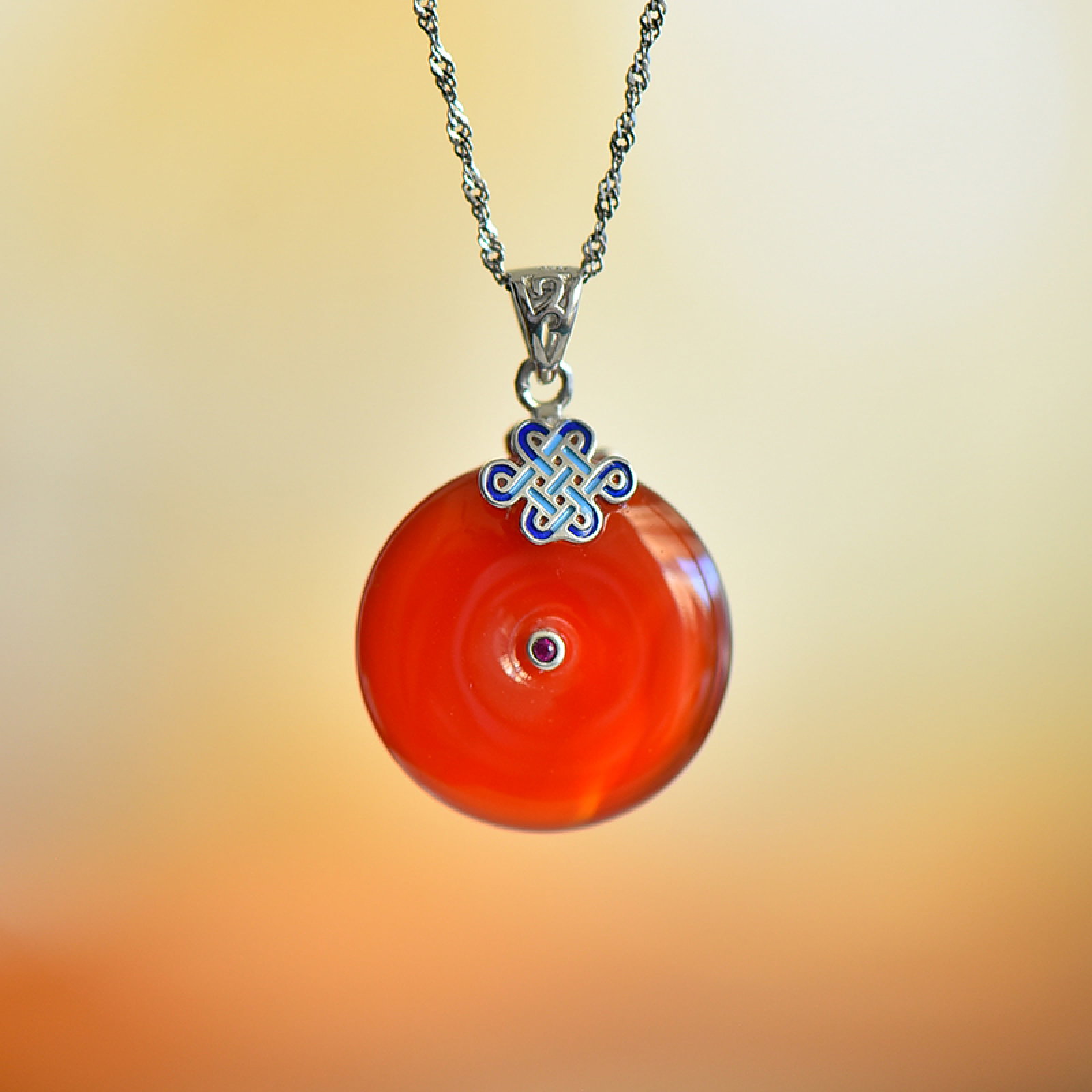 An Exquisite Sterling Silver Inlaid Agate Pendant: An Exquisite Sterling Silver Inlaid Agate Pendant, 纯银镶玛瑙吊坠