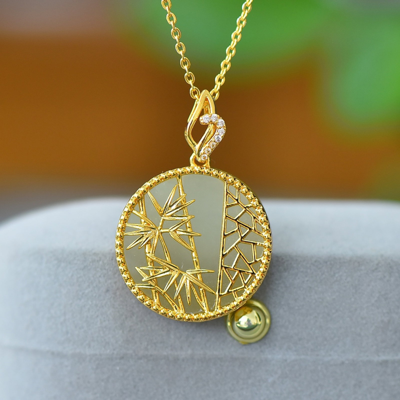 An Exquisite Bronze-Gold Plated Inlaid White Jade Necklace: An Exquisite Bronze-Gold Plated Inlaid White Jade Necklace,Size:0.8inx0.8in 铜镀金镶白玉项链