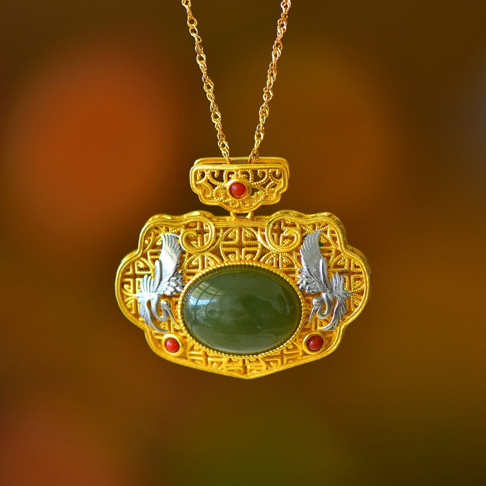 An Exquisite Sterling Silver-Gold Plated Inlaid Sapphire Pendant: An Exquisite Sterling Silver-Gold Plated Inlaid Sapphire Pendant 纯银镀金镶青玉吊坠