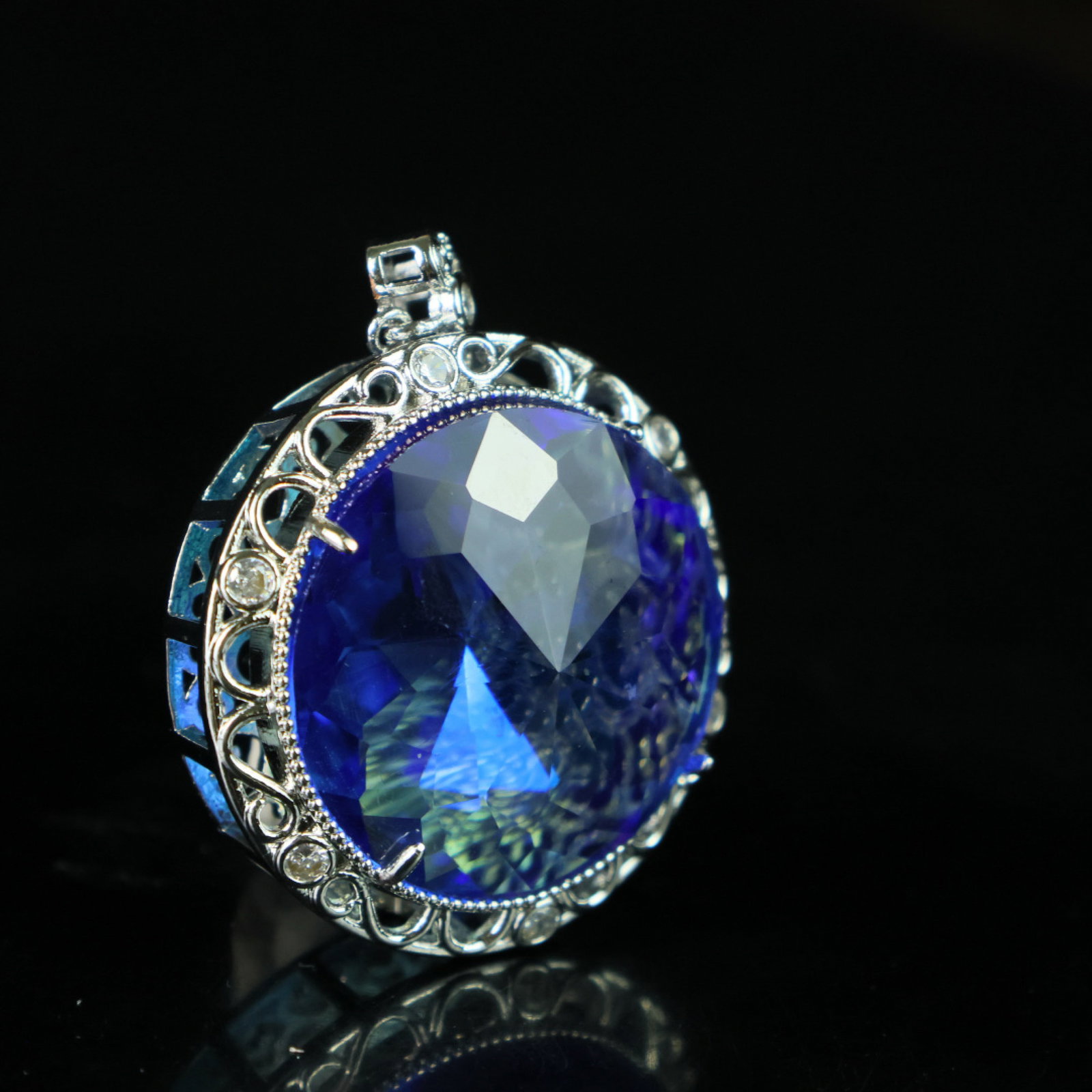 An Exquisite Pendant - 3