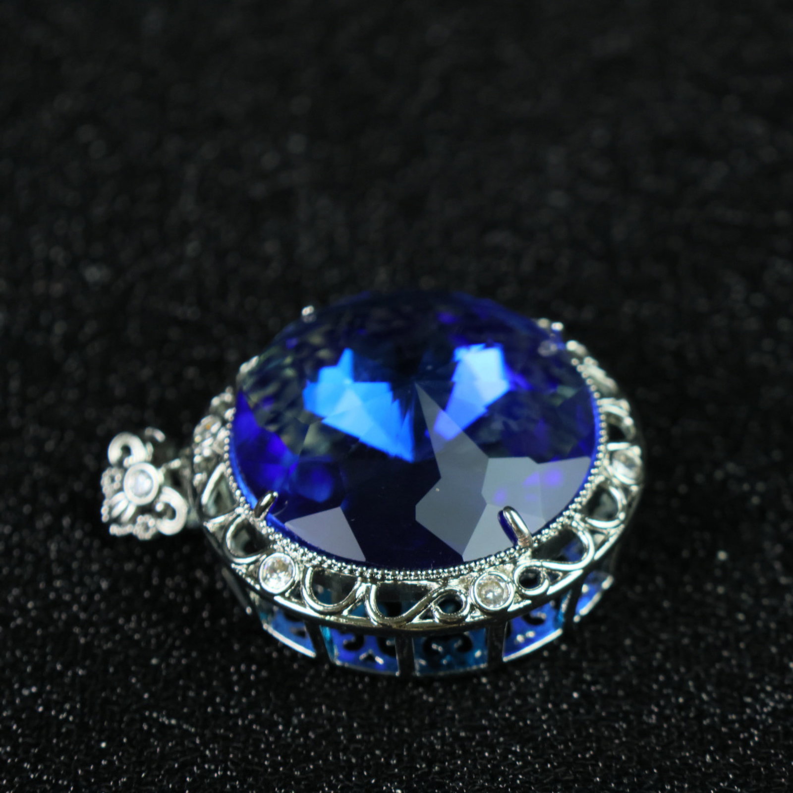An Exquisite Pendant - 7