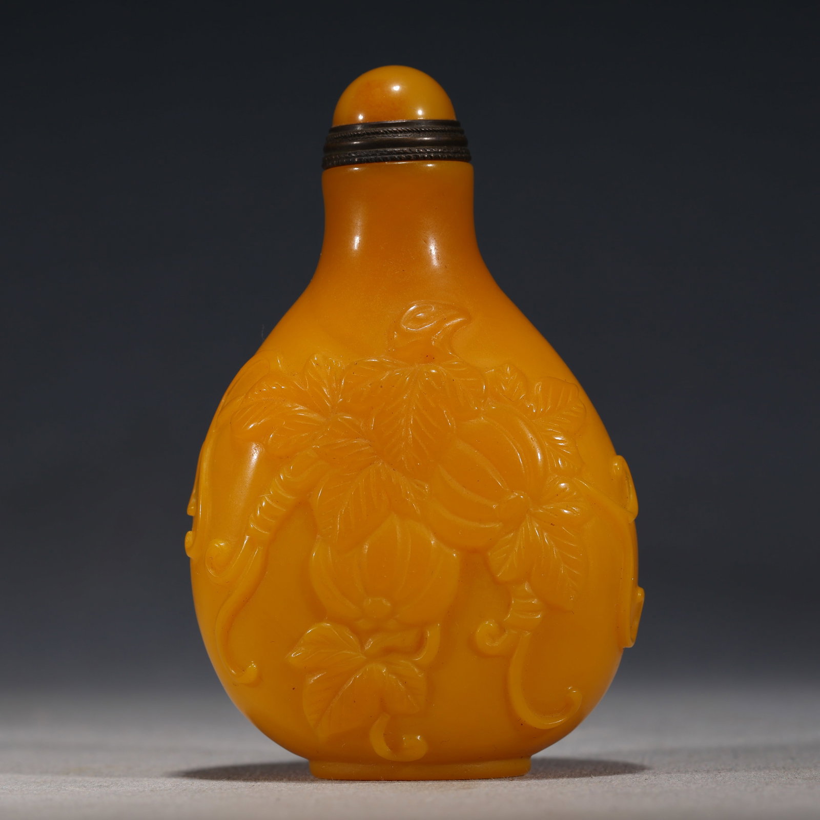 An Exquisite Chicken-fat Yellow Glass Pumpkin Interlocking Pattern Snuff Bottle