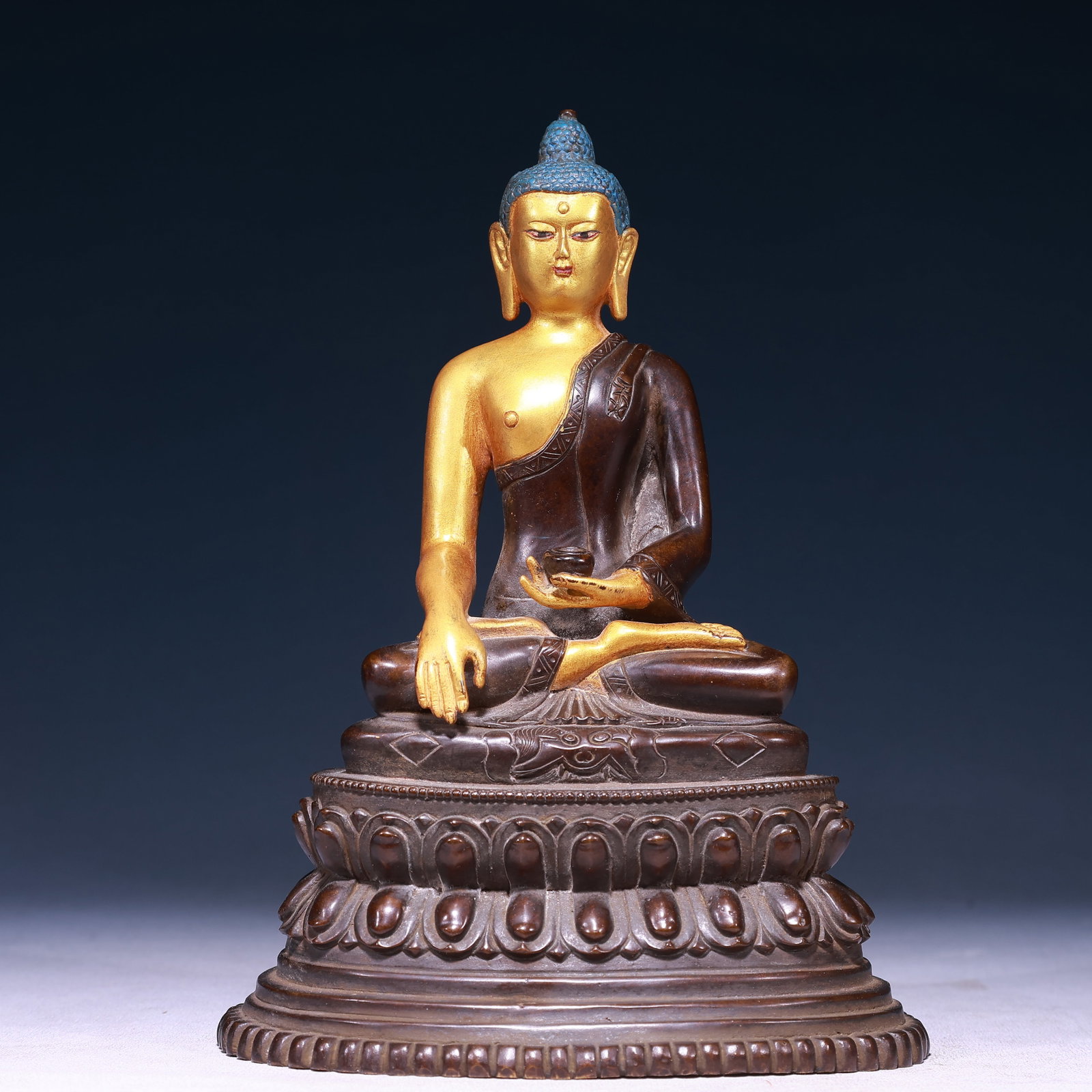 A Solemn Gilt Bronze Statue of Sakyamuni