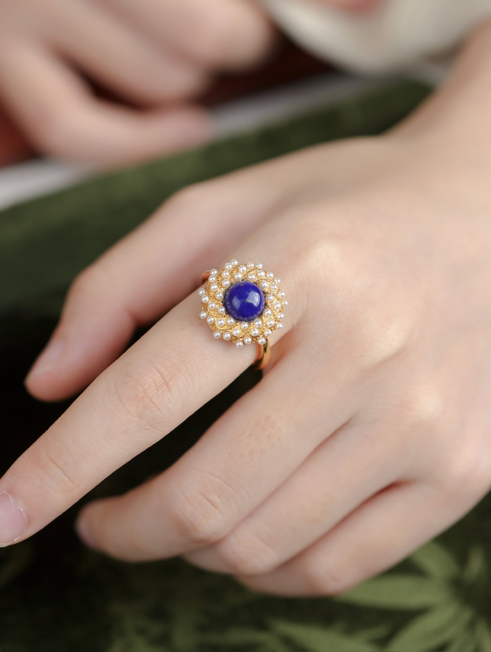 An Exquisite Sterling Silver-Gold Plated Inlaid Lapis Lazuli Ring, Inlaid Pearls: An Exquisite Sterling Silver-Gold Plated Inlaid Lapis Lazuli Ring, Inlaid Pearls 纯银镀金镶青金石戒指,嵌珍珠