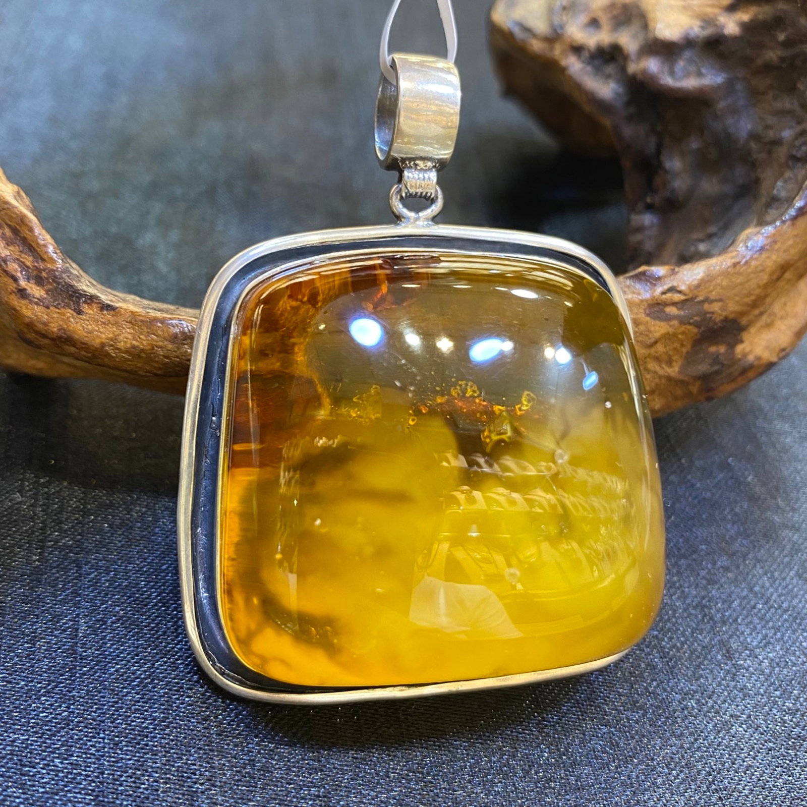 An Exquisite Beeswax Inlaid Silver Necklace