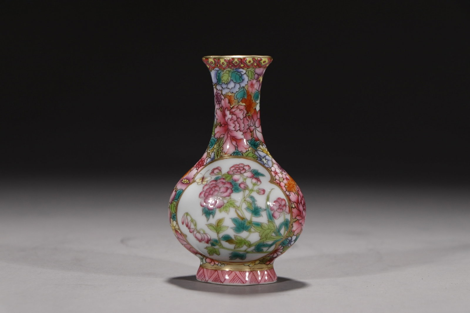 An Exquisite Famille-Rose Painted Gold Flower and Bird Pattern Vase