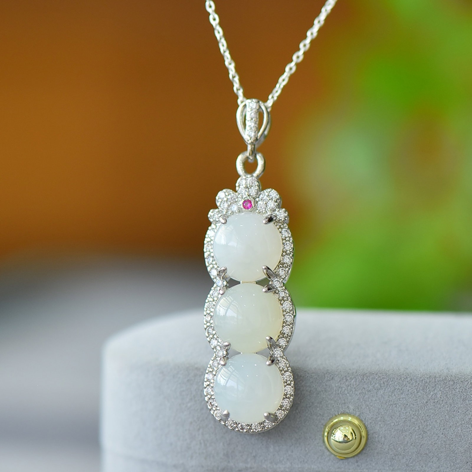 An Exquisite Bronze Inlaid White Jade Necklace