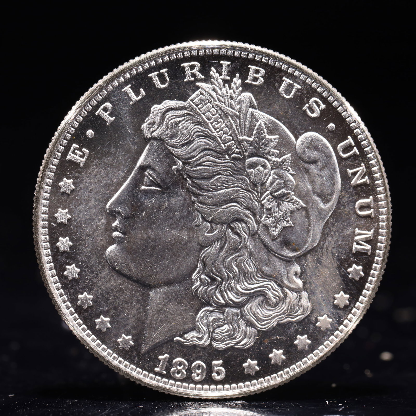 USA Morgan Dollar 1895 Coin: Obv: profile bust with date below and E PLURIBUS UNUM legend and stars around. Rev: eagle with In God we trust above within wreath with UNITED STATES OF AMERICA ONE DOLLAR legend. IN GOD WE TRUST / LI