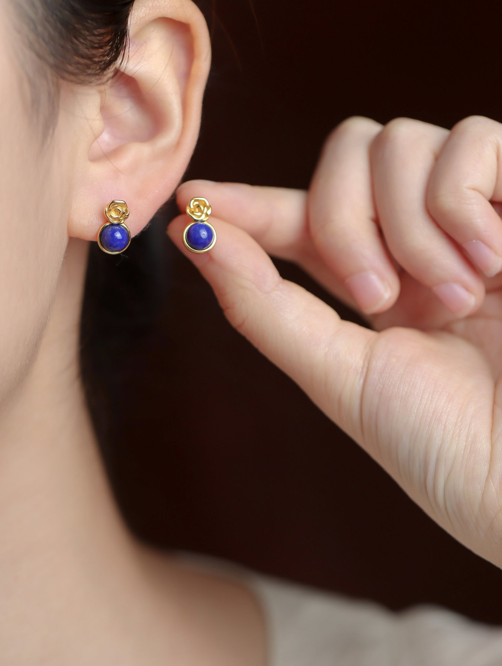 A Pair of Exquisite Sterling Silver-Gold Plated Inlaid Lapis Lazuli Earrings: A Pair of Exquisite Sterling Silver-Gold Plated Inlaid Lapis Lazuli Earrings 一对纯银镀金镶青金石耳环