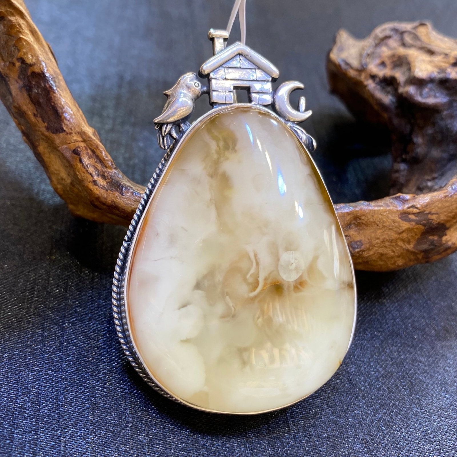 An Exquisite Beeswax Inlaid Silver Necklace: An Exquisite Beeswax Inlaid Silver Necklace,Size:41.3mm,Weight:26.9g 蜜蜡镶银项链