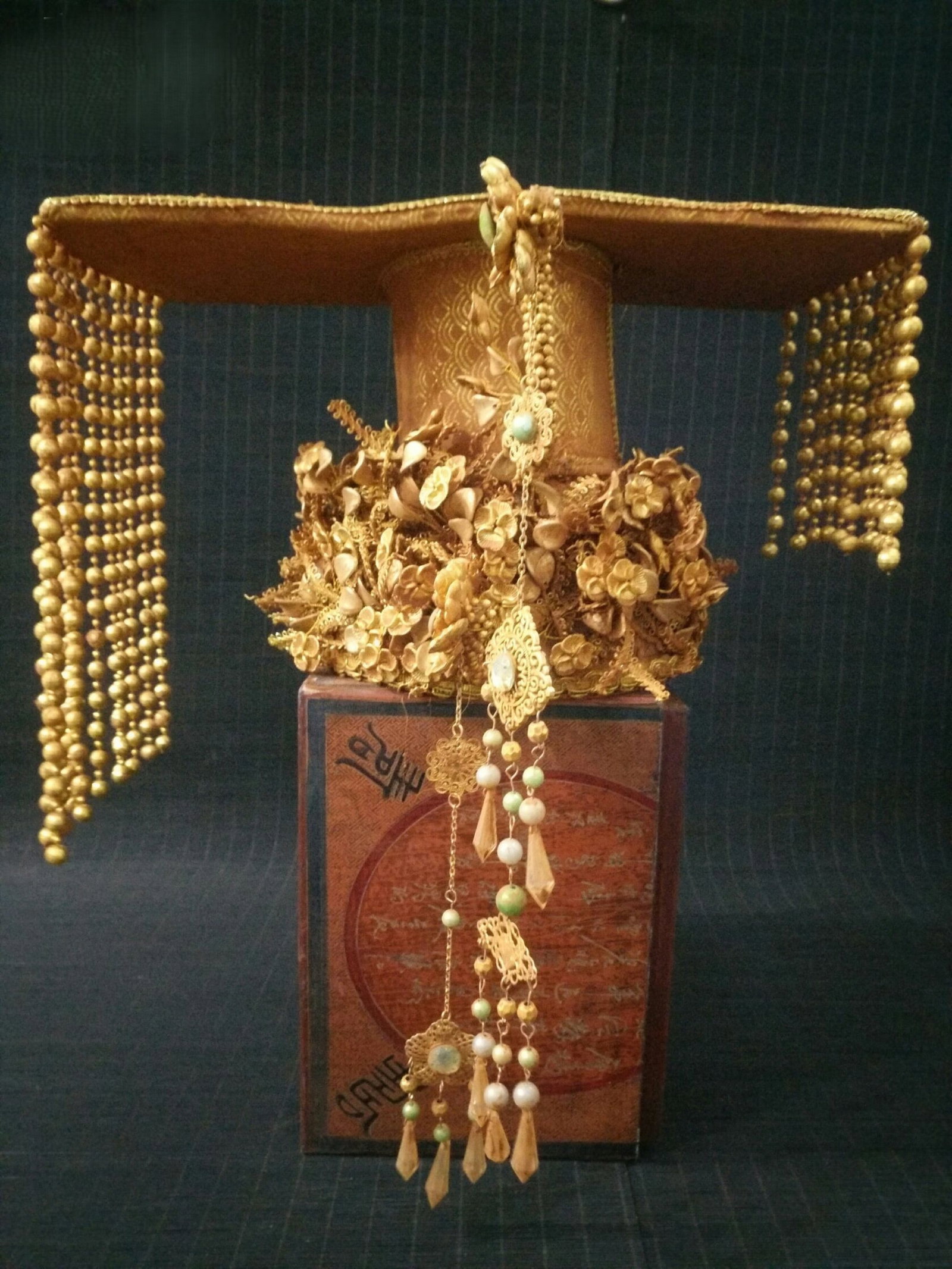 A Huge Filigree and Gilding Inlaid Turquoise Dragon Coronet: A Huge Filigree and Gilding Inlaid Turquoise Dragon Coronet,Qing Dynasty,China,Size:9.1inx16.1inx16.9in,Weight:1180g 花丝鎏金镶绿松石龙冠,&#