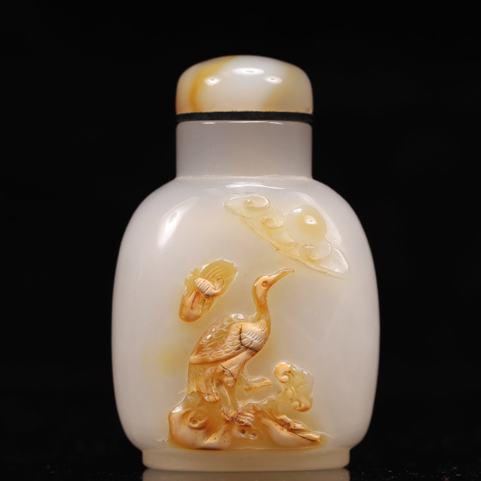 An Exquisite Agate Crane Pattern Snuff Bottle: An Exquisite Agate Crane Pattern Snuff Bottle,Qing Dynasty, China,Size:2inx1.2inx3in,Weight:80g 玛瑙鹤纹鼻烟壶,中国清代