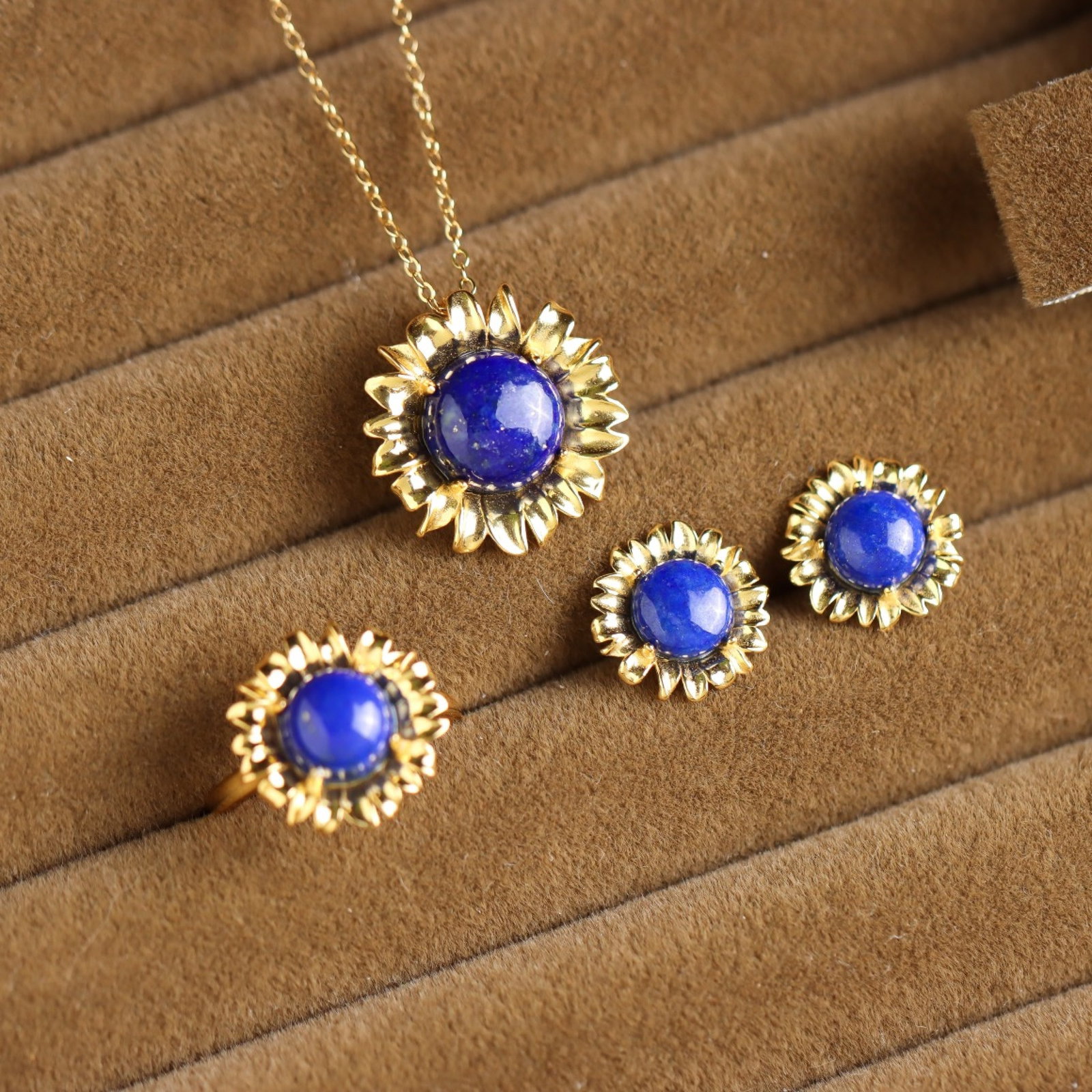 A Set of Fine Sterling Silver-Gold Plated Inlaid Lapis Lazuli Jewelrys: A Set of Fine Sterling Silver-Gold Plated Inlaid Lapis Lazuli Jewelrys 一套纯银镀金镶青金石首饰