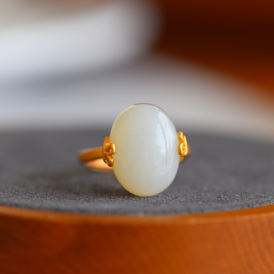 An Exquisite Sterling Silver-Gold Plated Inlaid White Jade Ring: An Exquisite Sterling Silver-Gold Plated Inlaid White Jade Ring,Size:12mmx16mm 纯银镀金镶白玉戒指