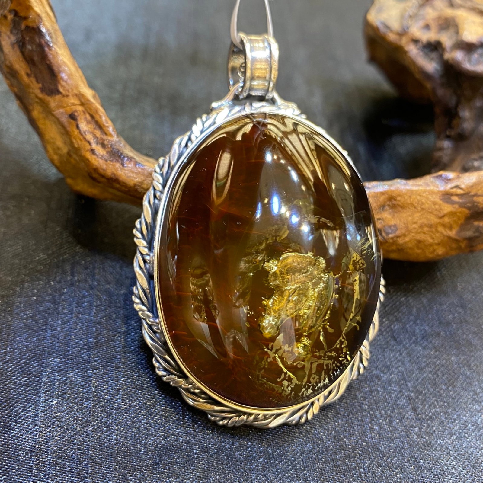 An Exquisite Beeswax Inlaid Silver Necklace: An Exquisite Beeswax Inlaid Silver Necklace,Size:33.7mm,Weight:27.3g 蜜蜡镶银项链