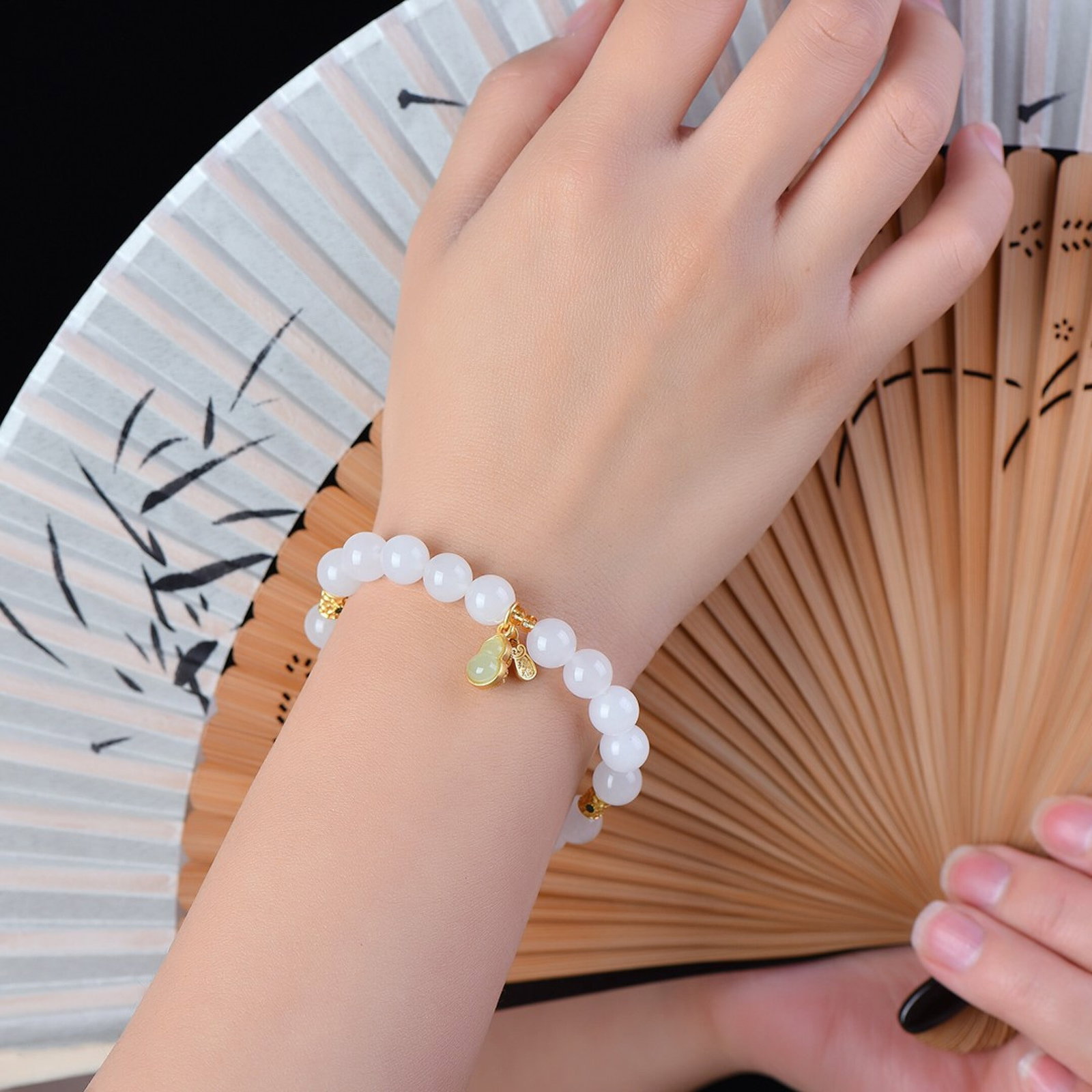 An Exquisite White Jade Gourd Pattern Bracelets: An Exquisite White Jade Gourd Pattern Bracelets,Size:8mm 白玉葫芦形纹手串