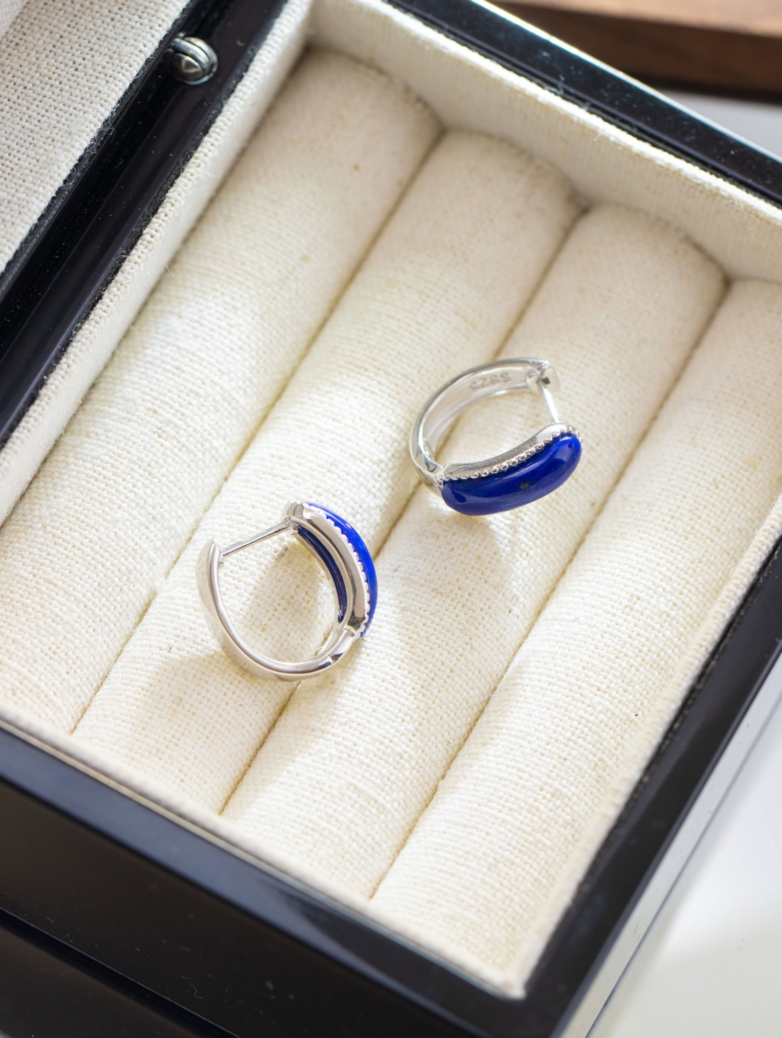 A Pair of Exquisite Sterling Silver Inlaid Lapis Lazuli Earrings: A Pair of Exquisite Sterling Silver Inlaid Lapis Lazuli Earrings 一对纯银镶青金石耳环