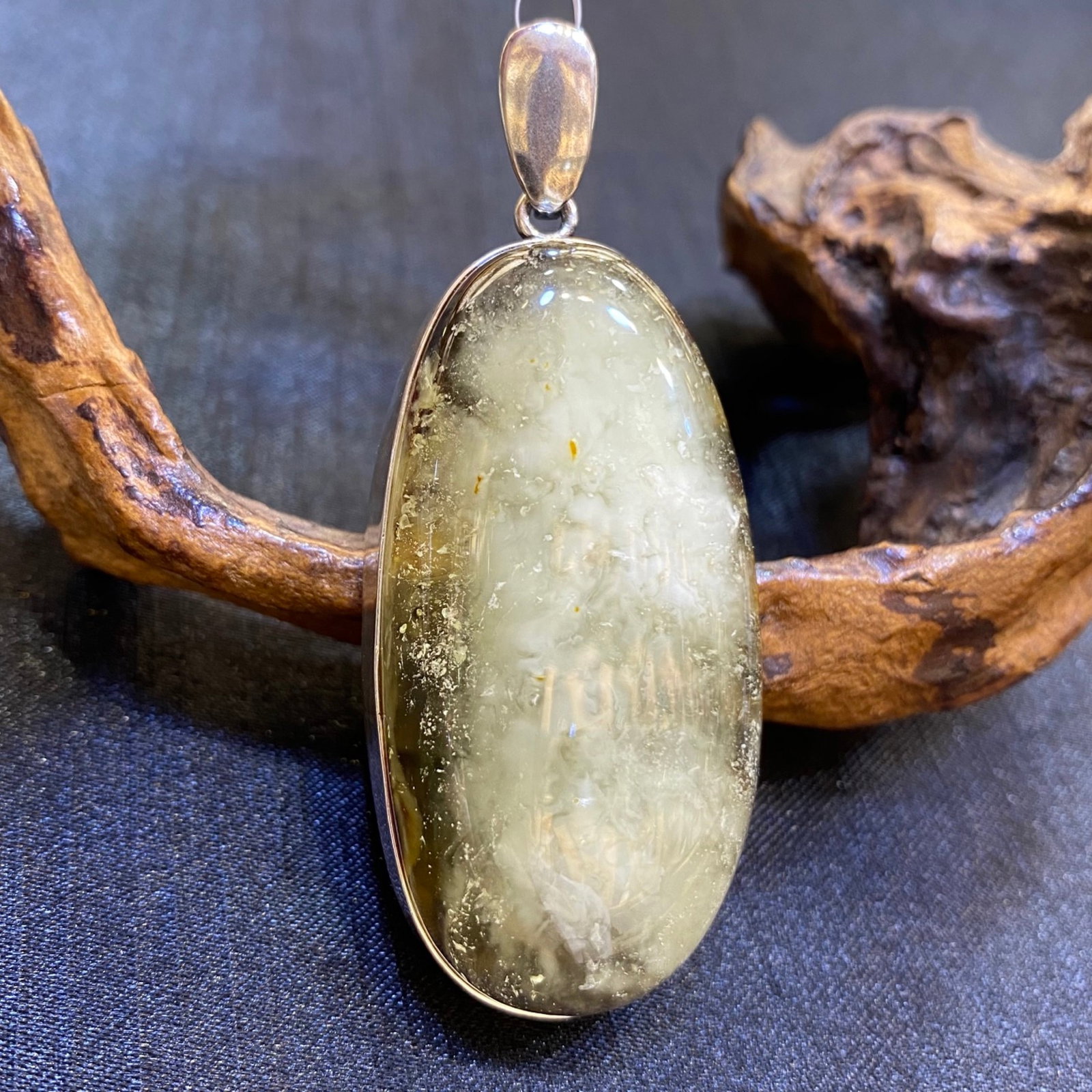 An Exquisite Beeswax Inlaid Silver Necklace: An Exquisite Beeswax Inlaid Silver Necklace,Size:28mm,Weight:19.8g 蜜蜡镶银项链