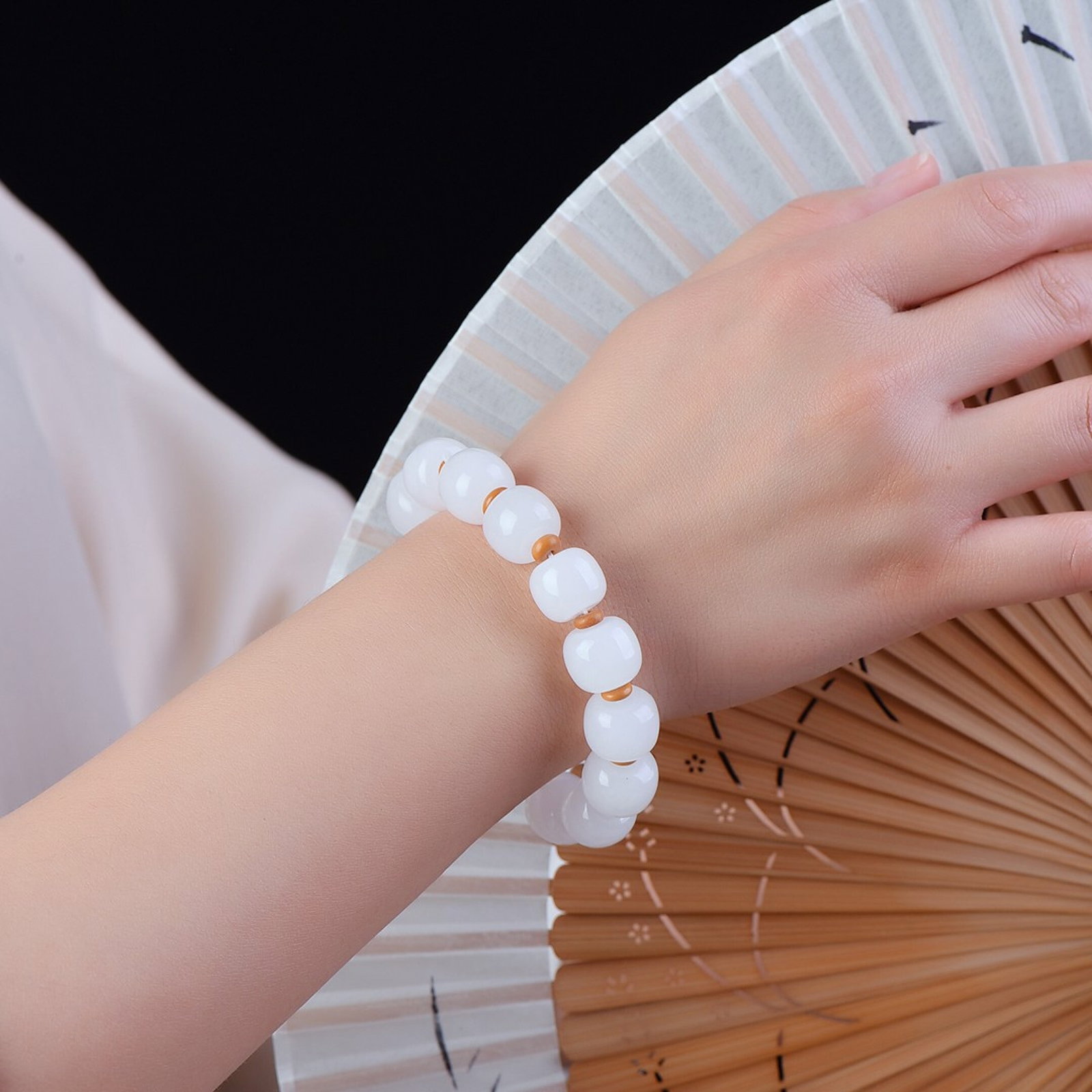 An Exquisite White Jade Bracelets: An Exquisite White Jade Bracelets,Size:11mmx13mm 白玉手串