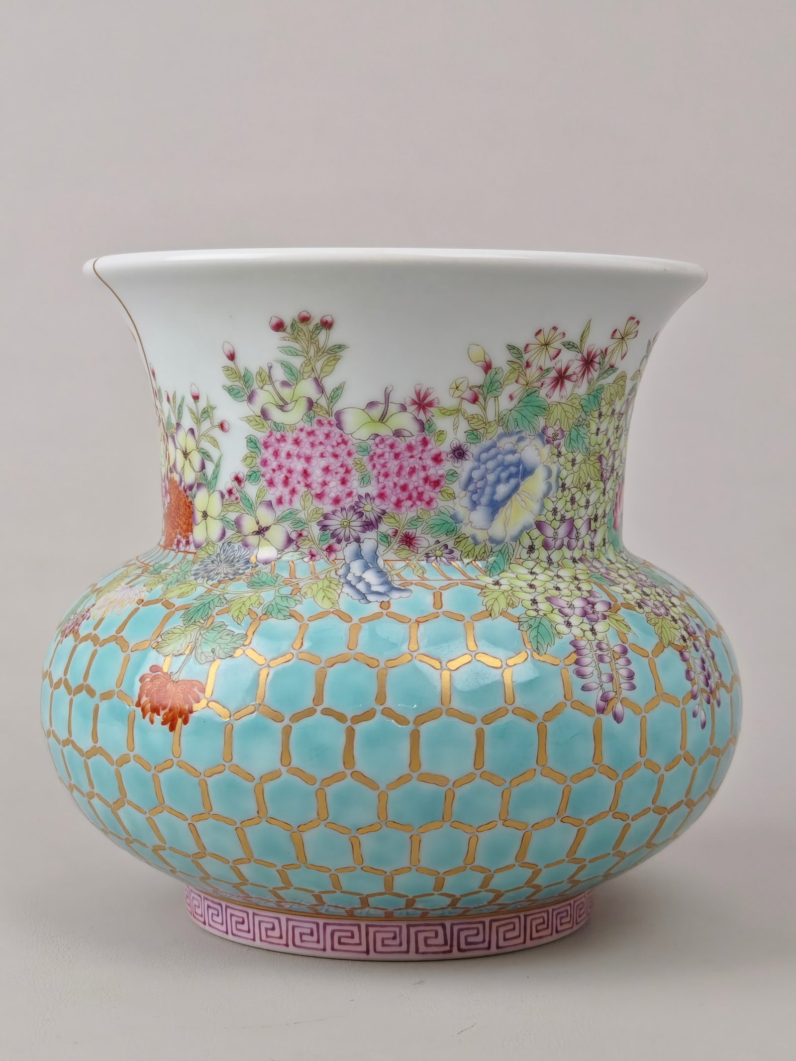 An Exquisite Famille-Rose Painted Gold Flower Pattern Jar: An Exquisite Famille-Rose Painted Gold Flower Pattern Jar,Qing Dynasty,China,Qianlong Six-character Mark,Size:6.3inx5.7in 粉彩描金花卉纹罐,中Þ