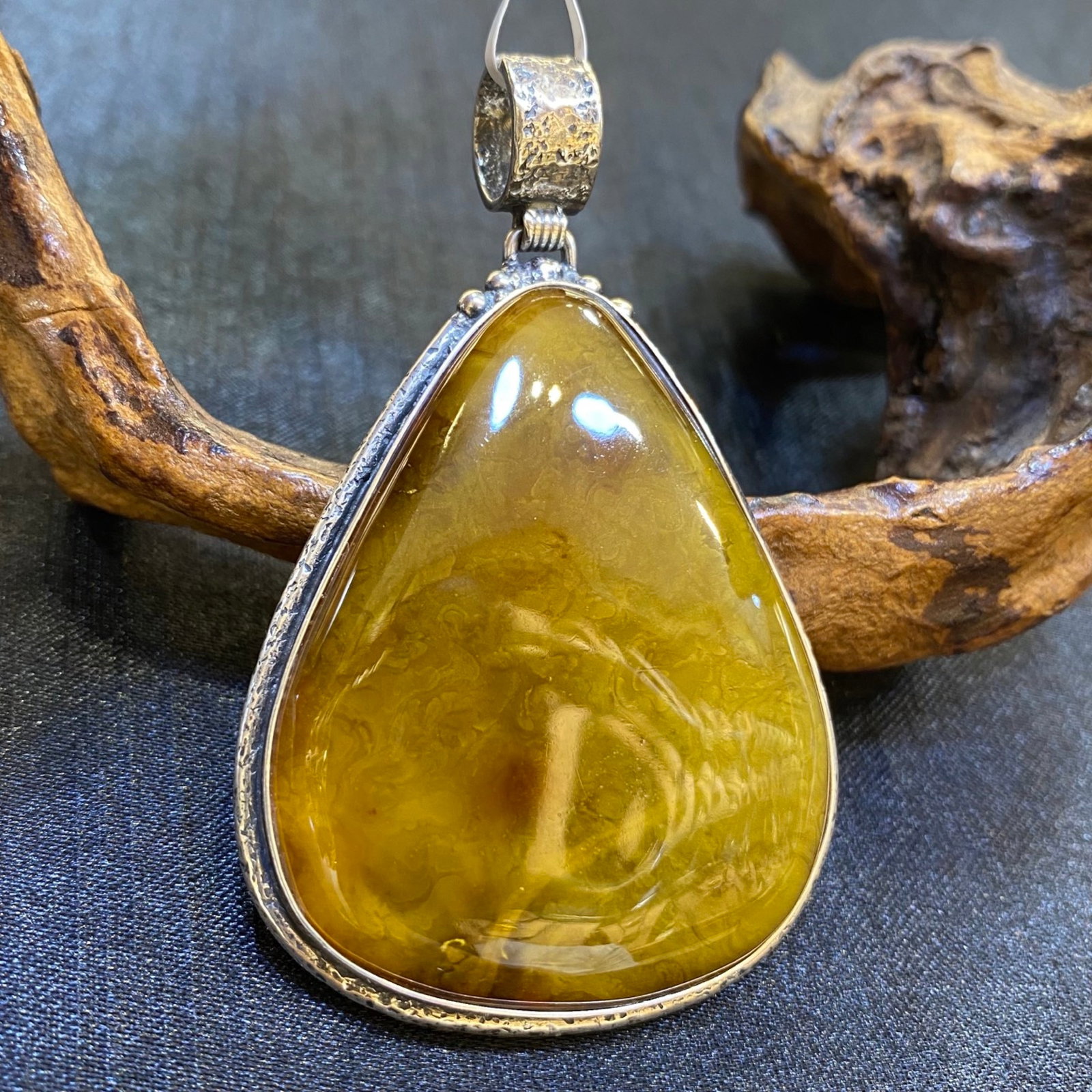 An Exquisite Beeswax Inlaid Silver Necklace
