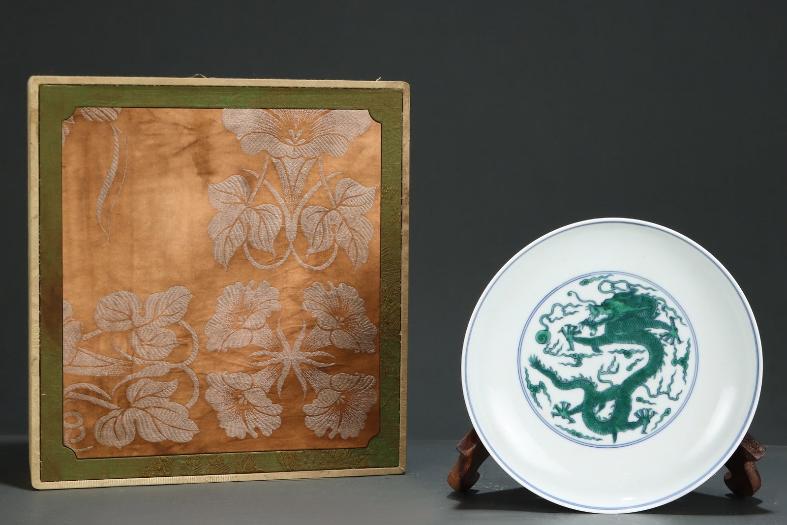 An Exquisite Dragon Pattern Auspicious Cloud Pattern Plate,With Vertical Scroll Painting on Silk