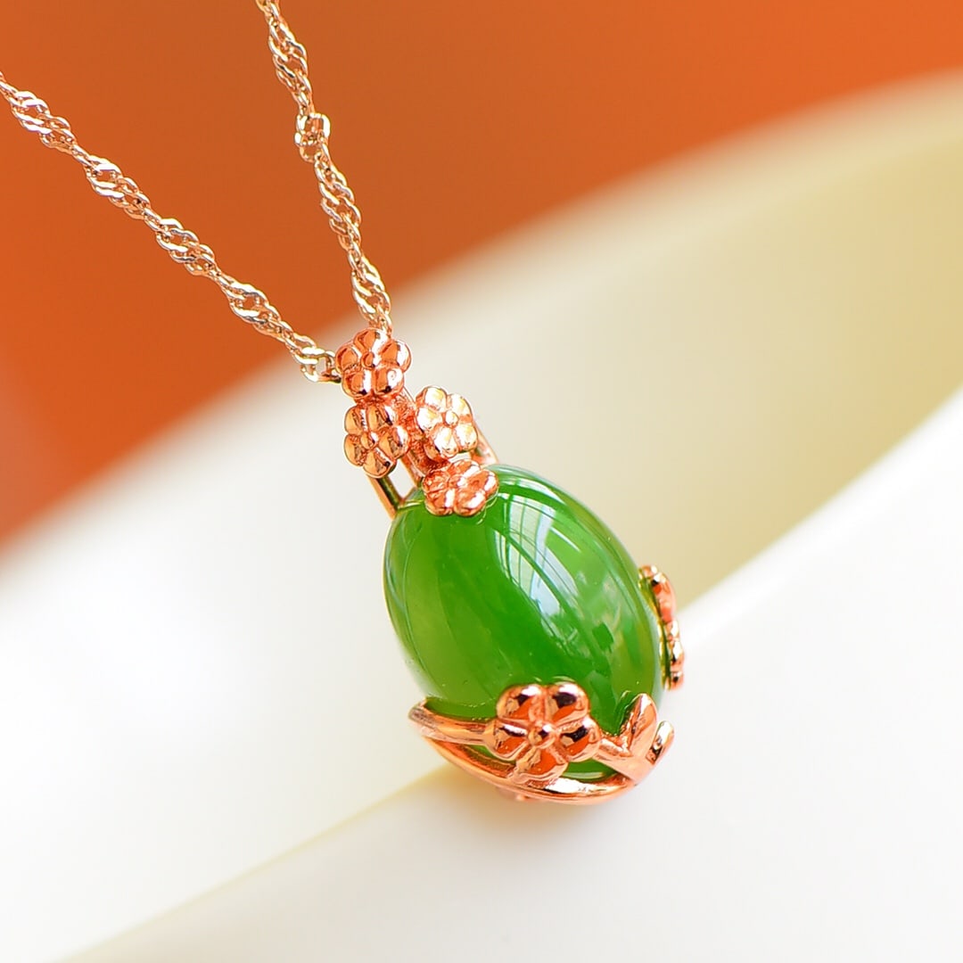 An Exquisite Sterling Silver Inlaid Jasper Necklace: An Exquisite Sterling Silver Inlaid Jasper Necklace,Size:10mmx14mm 纯银镶碧玉项链