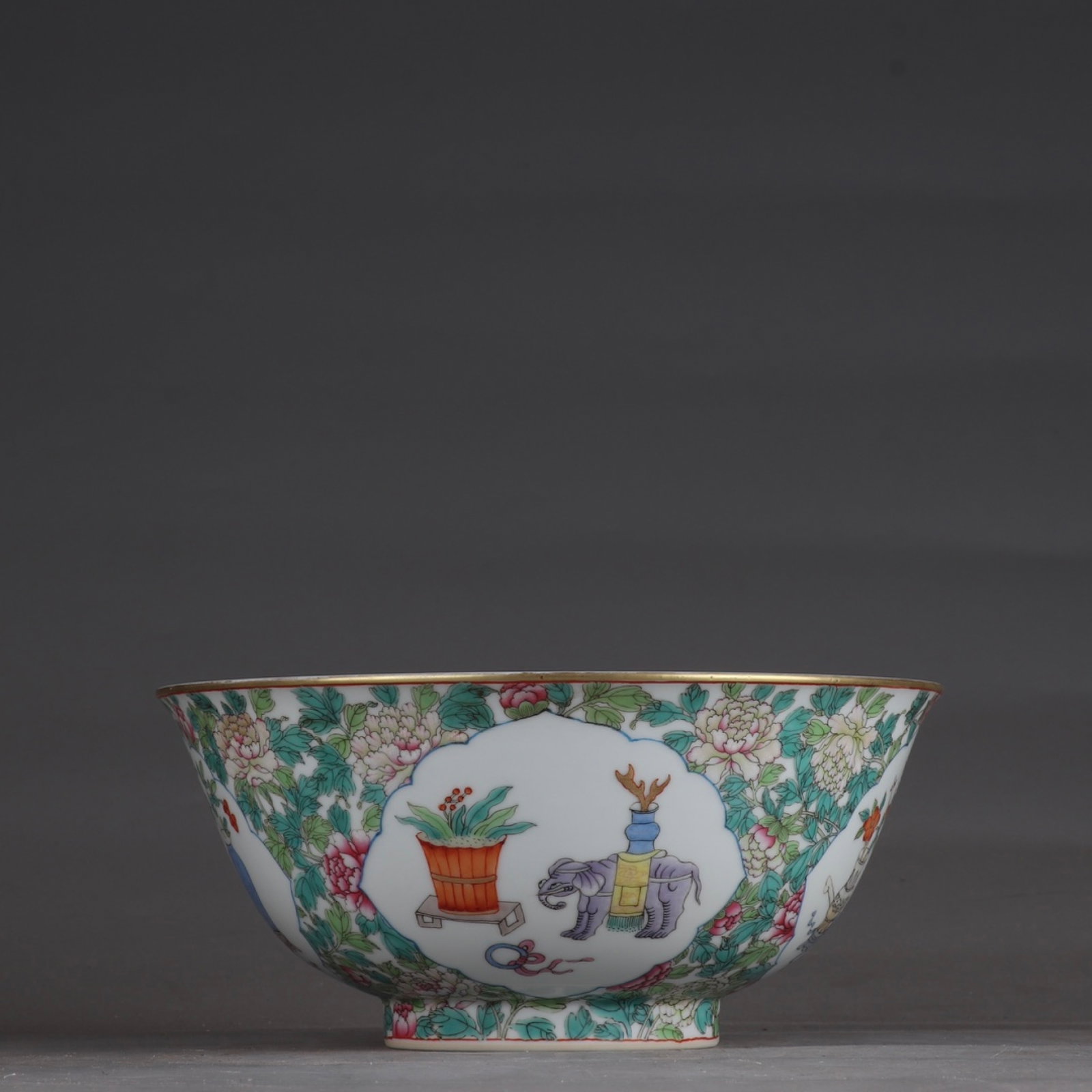 An Exquisite Famille-Rose Painted Gold Flower Pattern Bowl: An Exquisite Famille-Rose Painted Gold Flower Pattern Bowl,Qing Dynasty,China,Qianlong Six-character Mark,Size:3.4inx7.6in 粉彩描金花卉纹碗,中