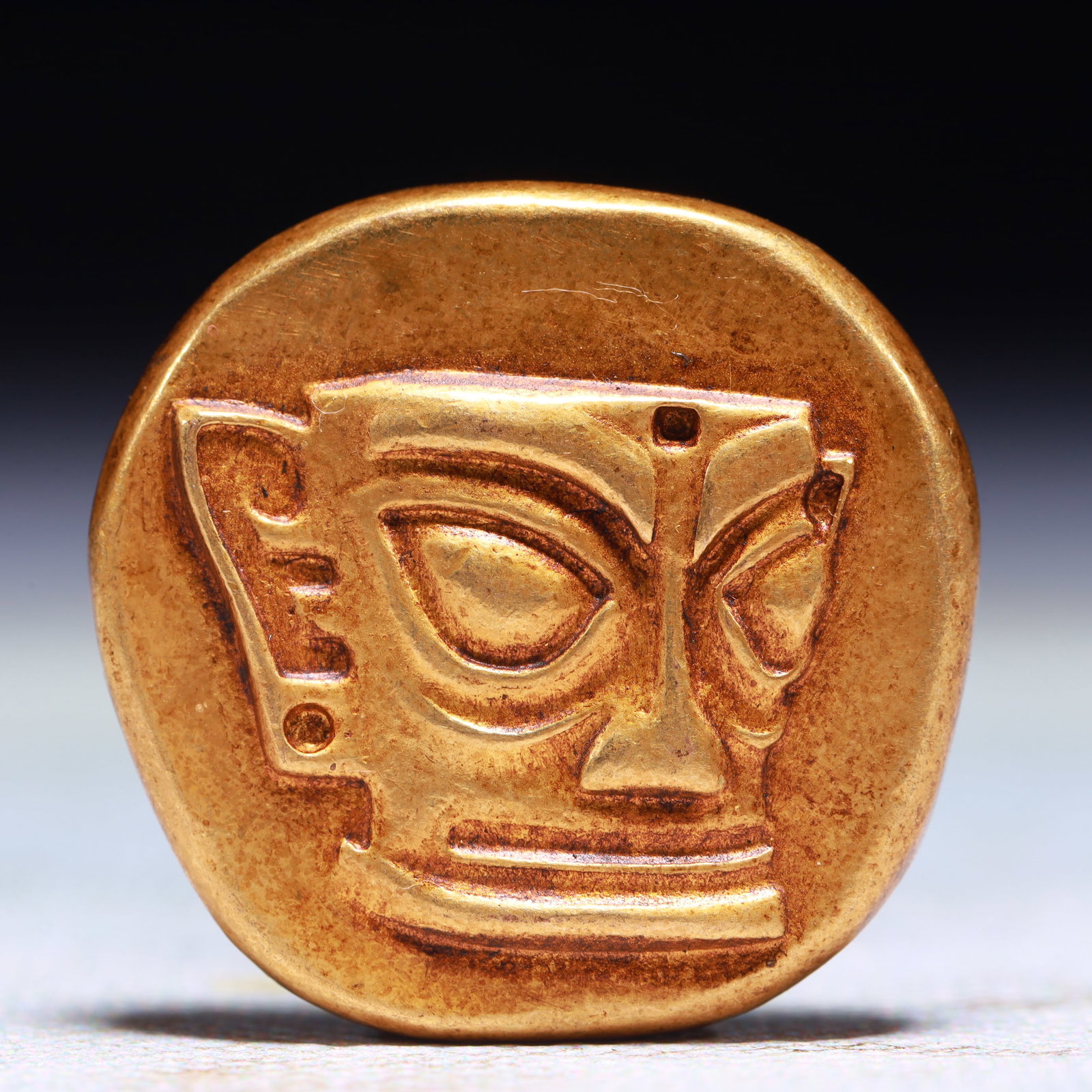 An Exquisite Gilt Bronze Cash Coin: An Exquisite Gilt Bronze Cash Coin,Shang Dynasty,China,Size:1.2in,Weight:29.5g 铜鎏金钱币,中国商代