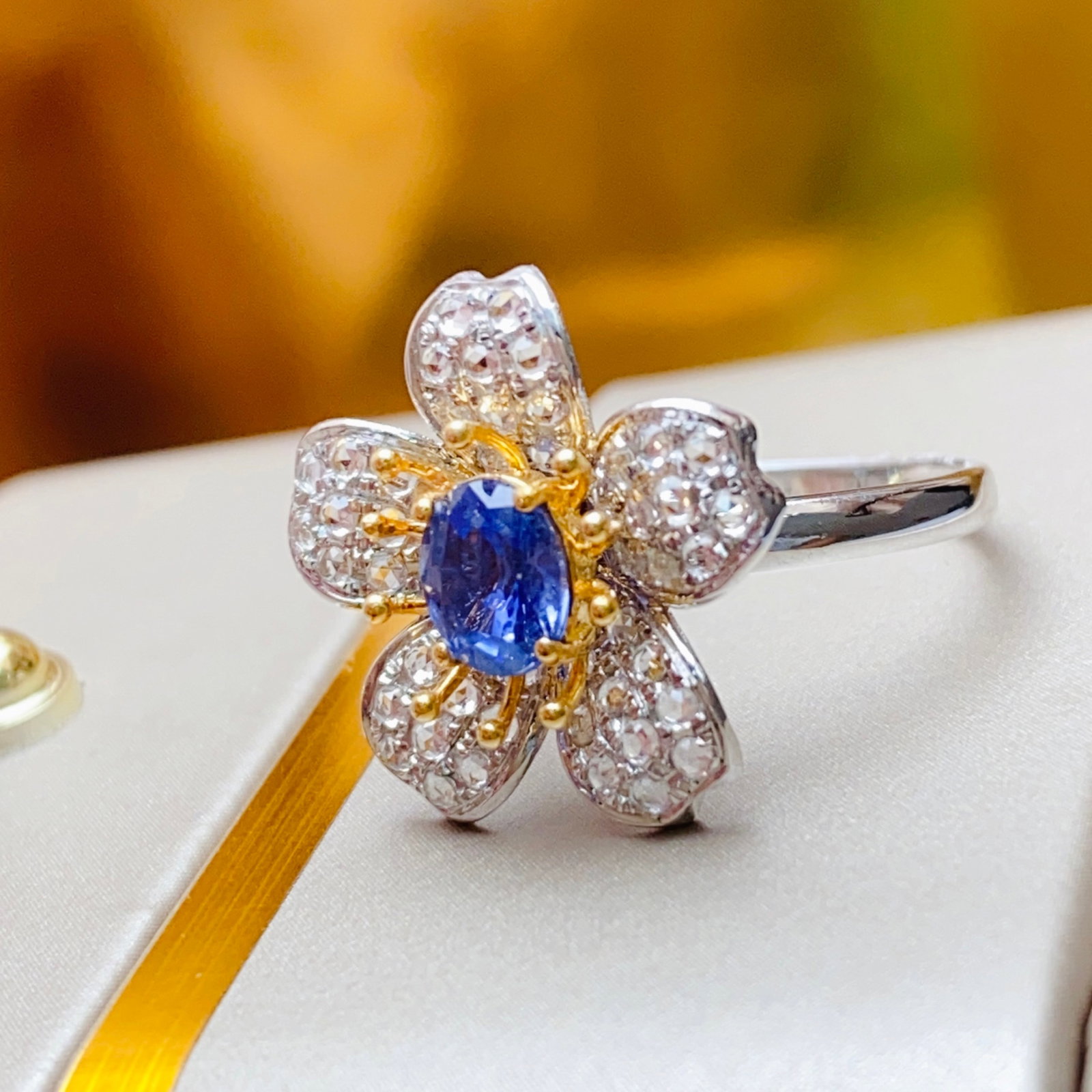 A Exquisite 18k Gold Inlaid 1.00ct Natural Sapphire Ring,Inlaid Gems: A Exquisite 18k Gold Inlaid 1.00ct Natural Sapphire Ring,Inlaid Gems,Total Weight:2.50g 18k金镶 1.00ct 天然蓝宝石戒指,嵌宝石