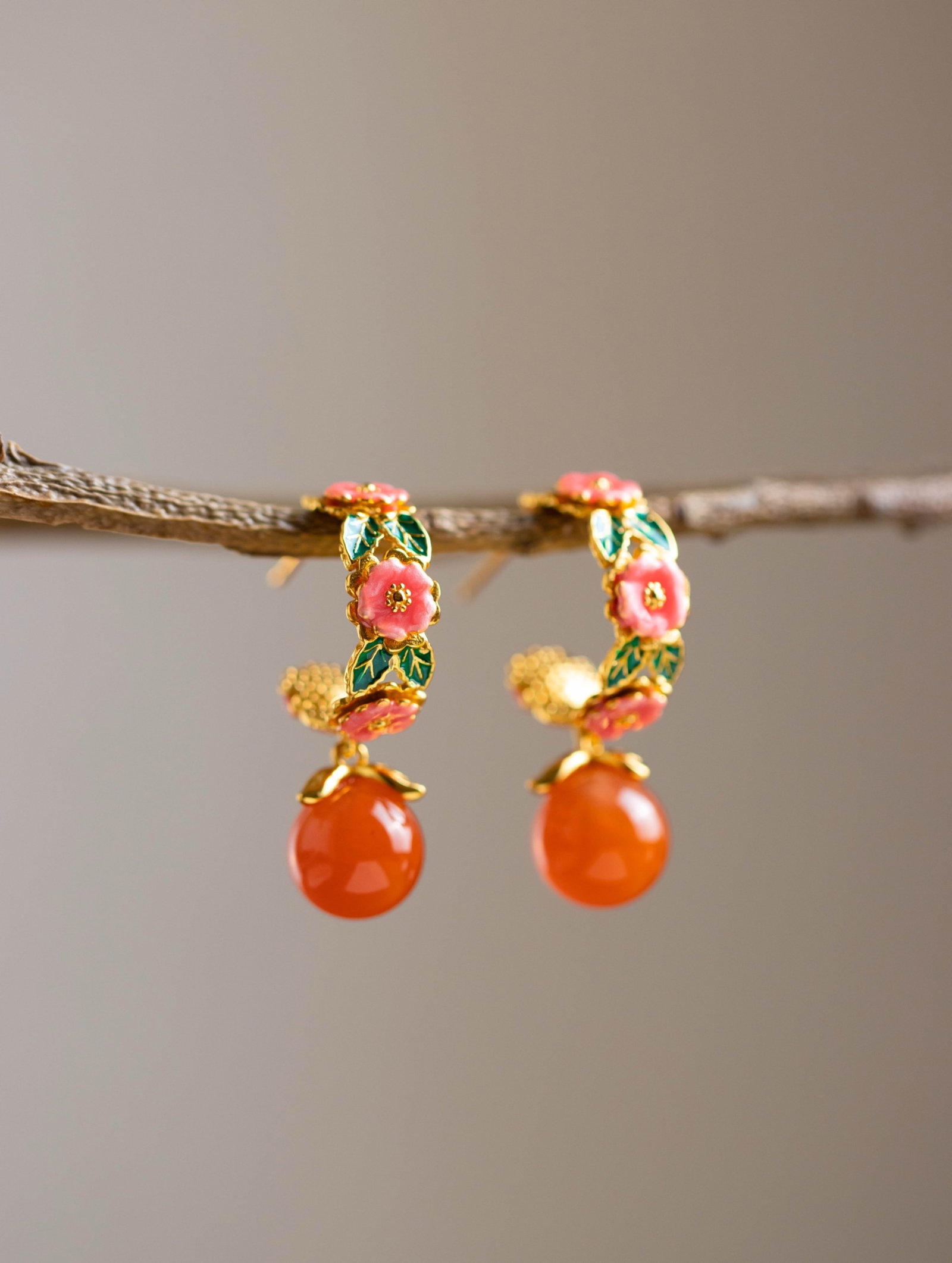 A Pair of Exquisite Sterling Silver-Gold Plated Inlaid Agate Blueing Earrings