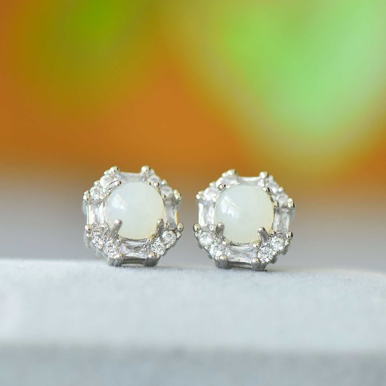 A Pair of Exquisite Bronze Inlaid White Jade Earrings