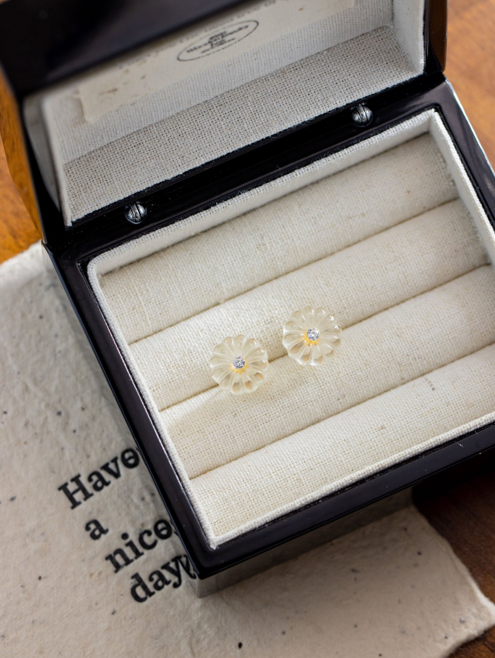 A Pair of Exquisite Sterling Silver-Gold Plated Inlaid Crystal Earrings: A Pair of Exquisite Sterling Silver-Gold Plated Inlaid Crystal Earrings 一对纯银镀金镶水晶耳钉