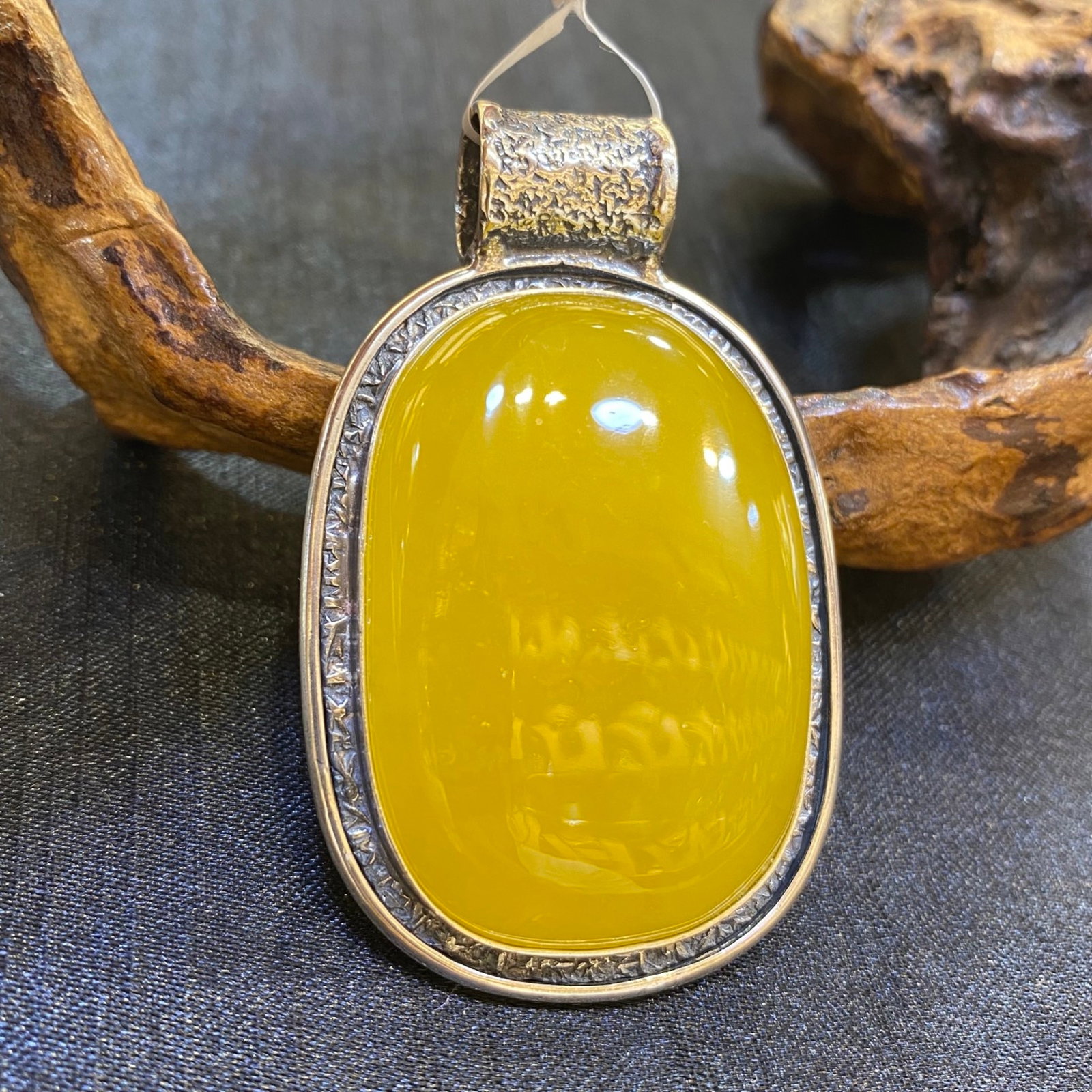 An Exquisite Beeswax Inlaid Silver Necklace