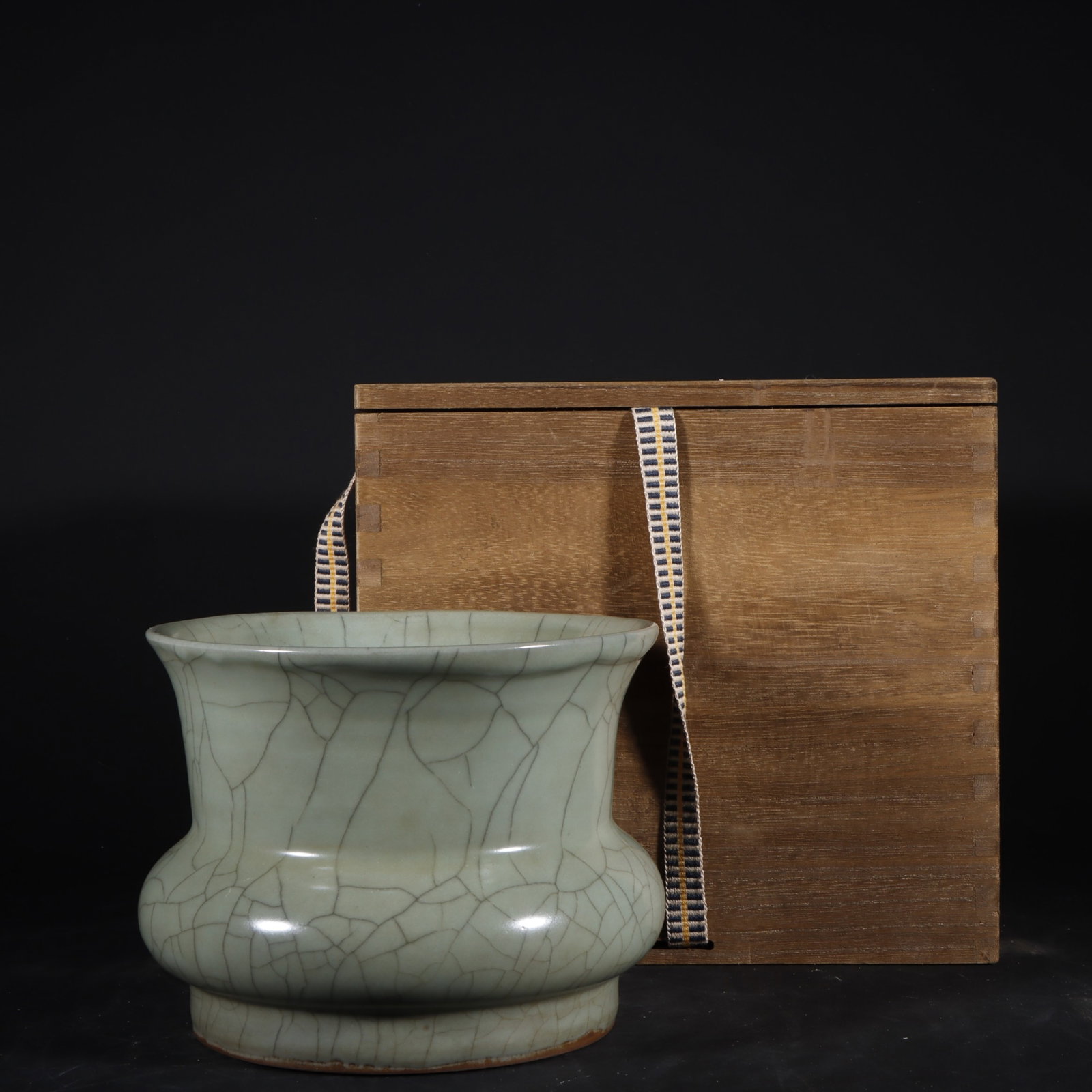 An Exquisite Guan yao Celadon Glazed Jar