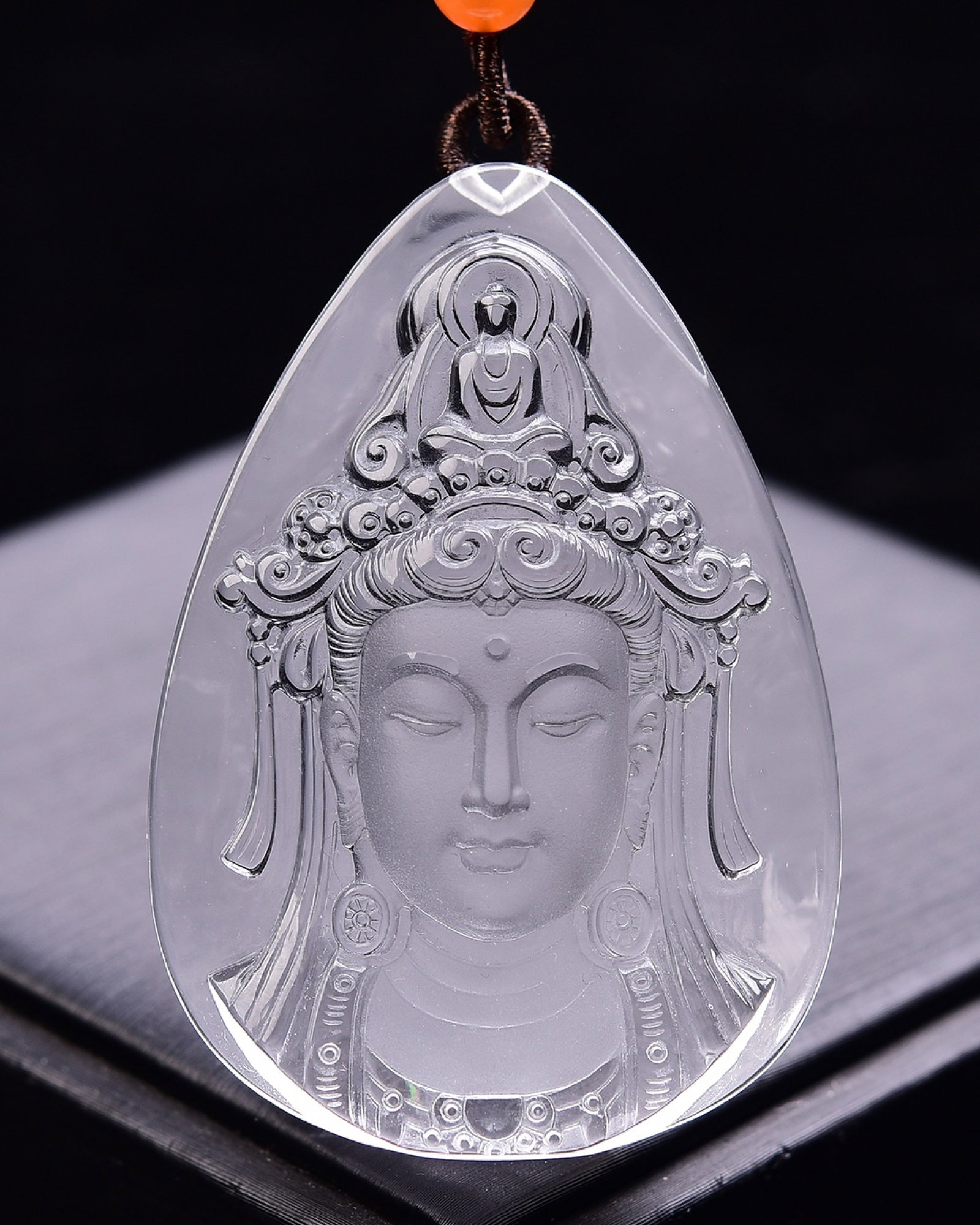 An Exquisite Crystal Statue of Avalokitesvara Pattern Pendant: An Exquisite Crystal Statue of Avalokitesvara Pattern Pendant,Size:60mmx40mmx17mm,Weight:57g