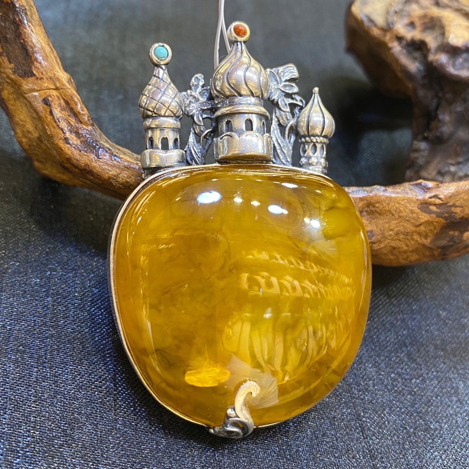 An Exquisite Beeswax Inlaid Silver Necklace: An Exquisite Beeswax Inlaid Silver Necklace,Size:39.8mm,Weight:23.6g 蜜蜡镶银项链