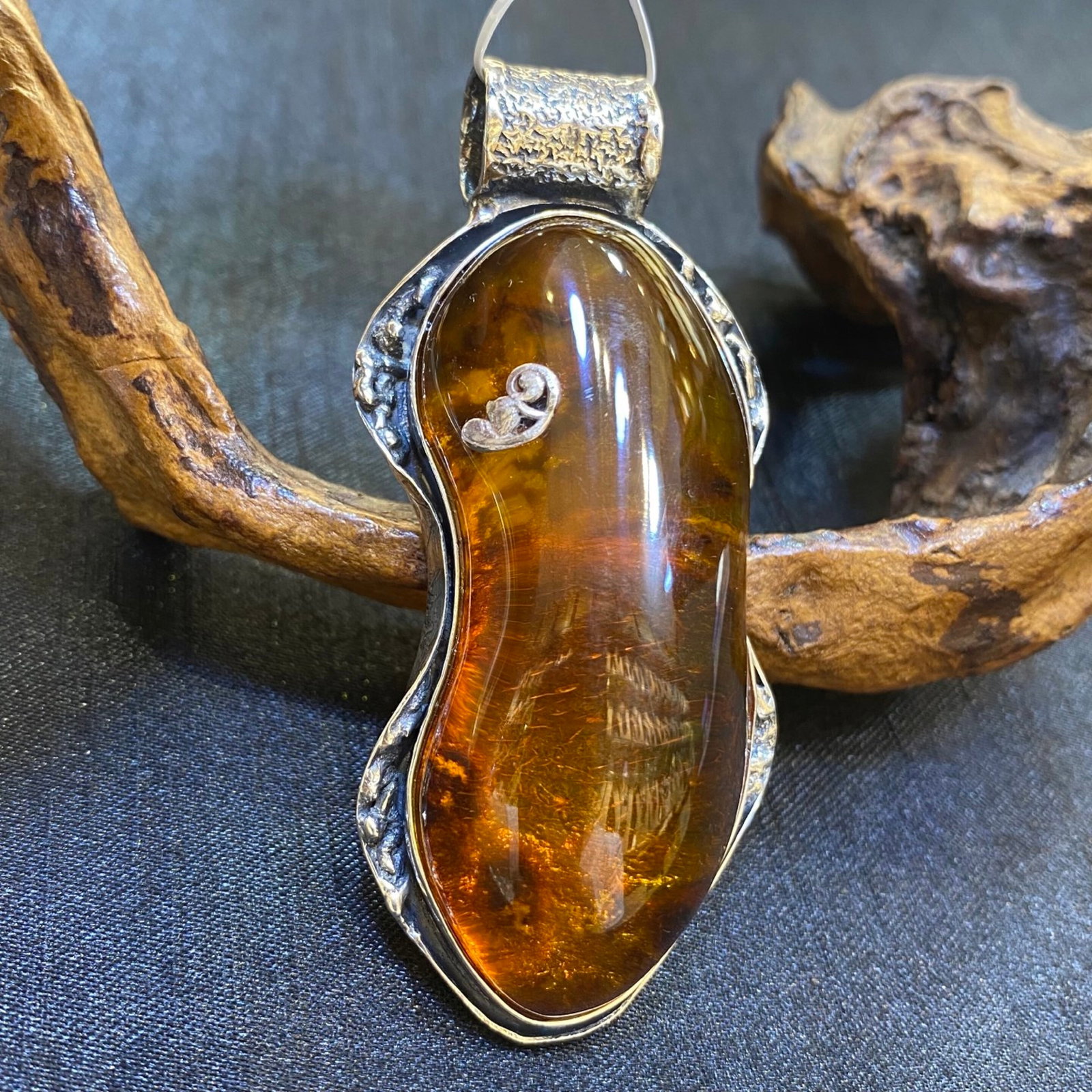 An Exquisite Beeswax Inlaid Silver Necklace: An Exquisite Beeswax Inlaid Silver Necklace,Size:26.4mm,Weight:23.5g 蜜蜡镶银项链