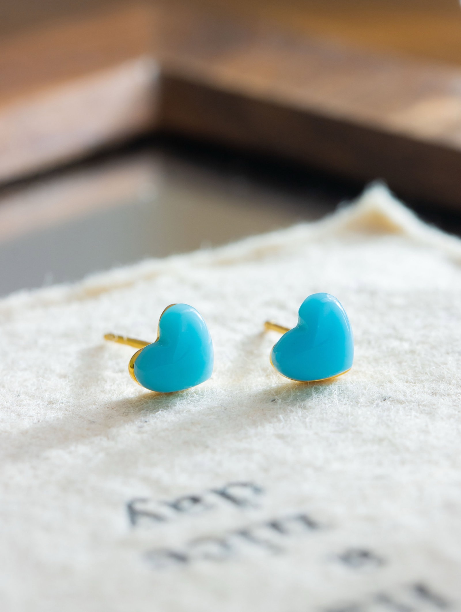 A Pair of Exquisite Sterling Silver-Gold Plated Inlaid Turquoise Earrings: A Pair of Exquisite Sterling Silver-Gold Plated Inlaid Turquoise Earrings 一对纯银镀金镶绿松石耳钉
