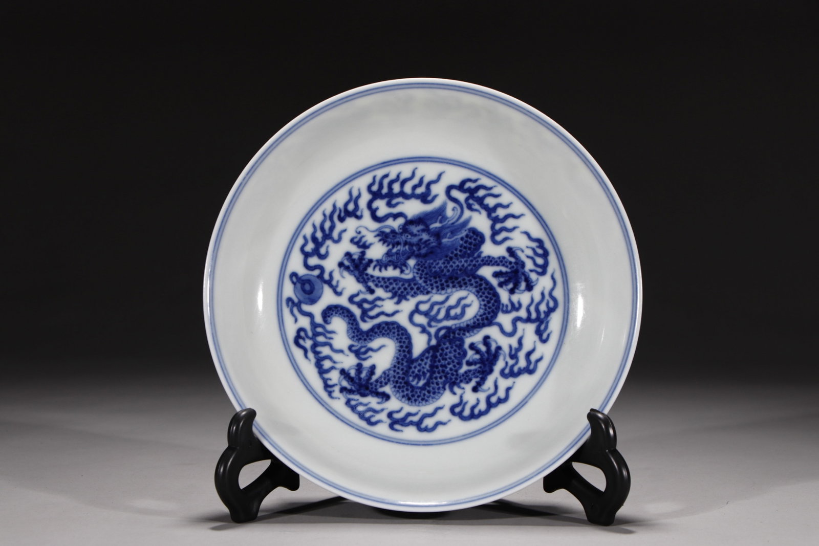 An Exquisite Blue and White Auspicious Cloud and Dragon Pattern Plate