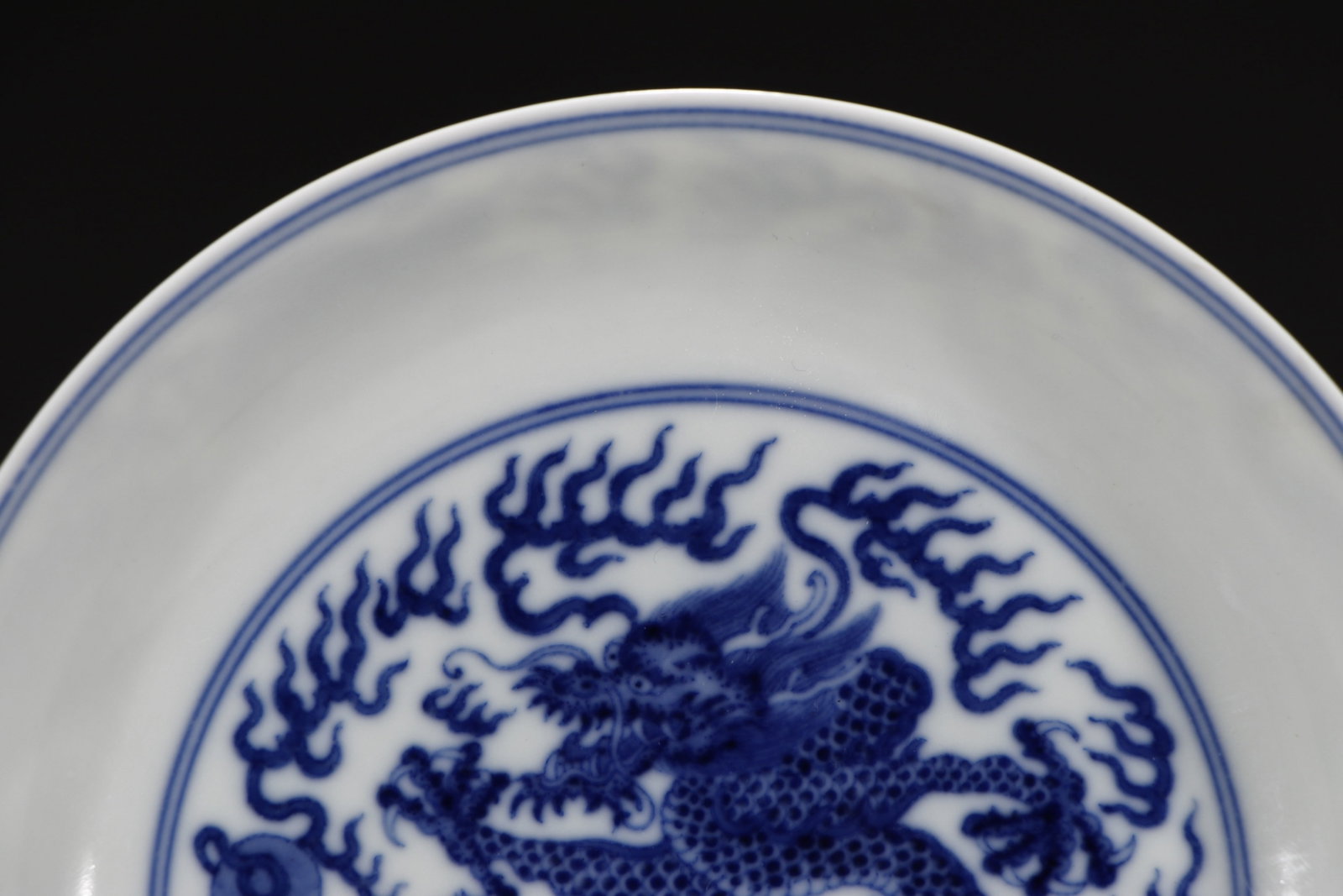 An Exquisite Blue and White Auspicious Cloud and Dragon Pattern Plate - 3
