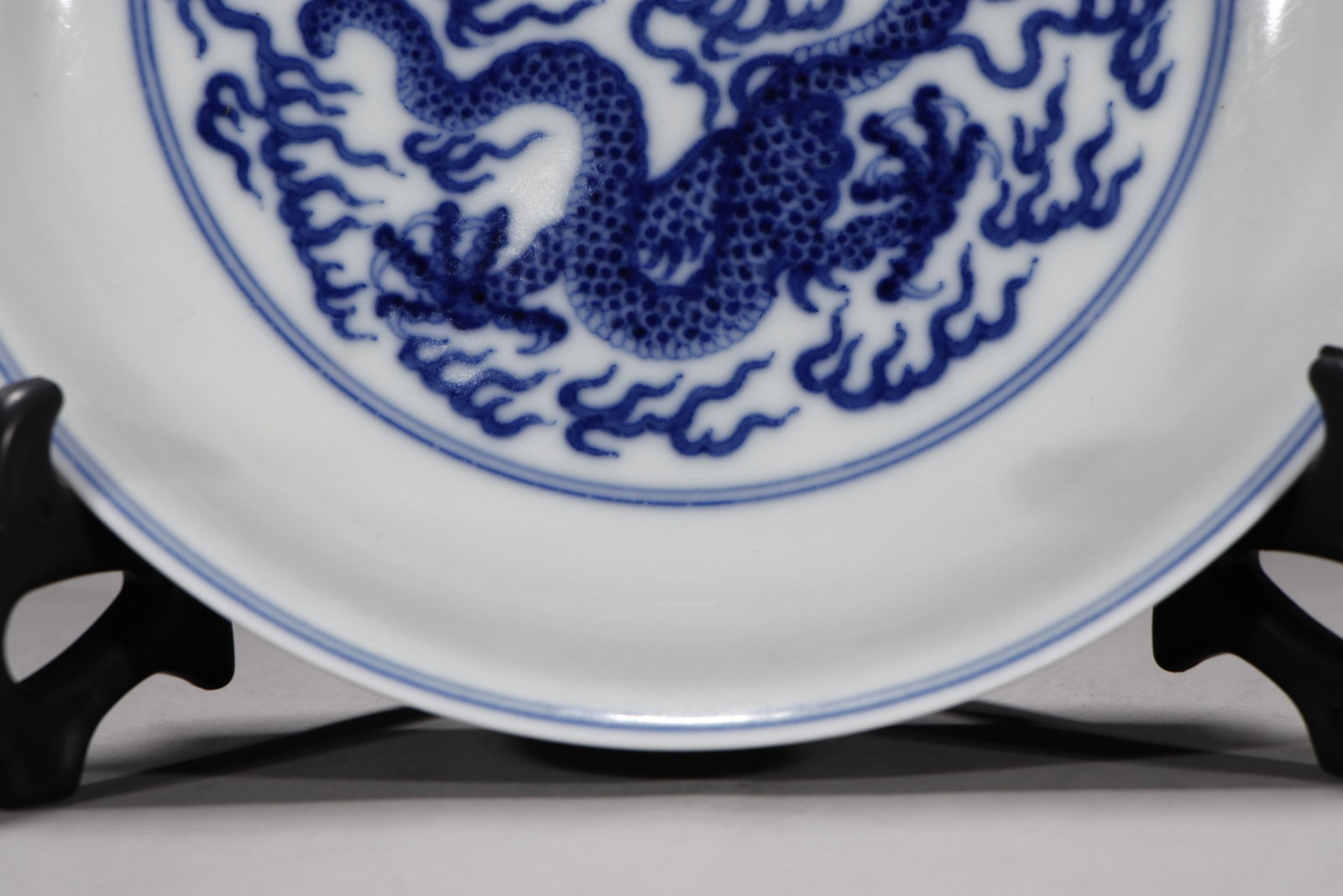 An Exquisite Blue and White Auspicious Cloud and Dragon Pattern Plate - 4