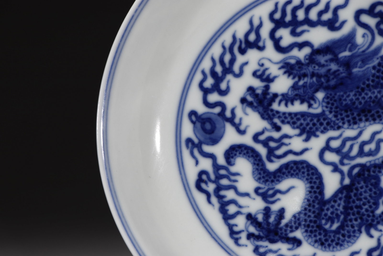 An Exquisite Blue and White Auspicious Cloud and Dragon Pattern Plate - 5