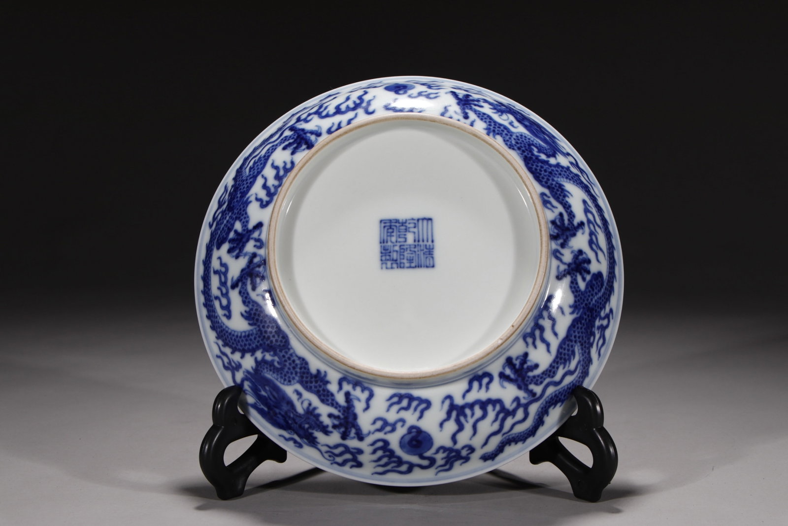 An Exquisite Blue and White Auspicious Cloud and Dragon Pattern Plate - 8