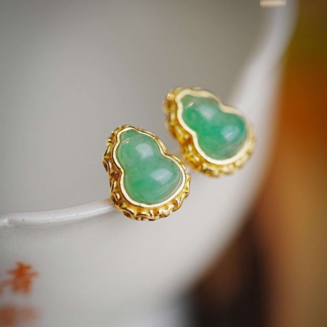 A Pair of Exquisite Sterling Silver-Gold Plated Inlaid Jadeite Gourd Earrings: A Pair of Exquisite Sterling Silver-Gold Plated Inlaid Jadeite Gourd Earrings,Size:10.4mmx8.4mm,Weight:1.45g 一对纯银镀金镶翡翠葫芦