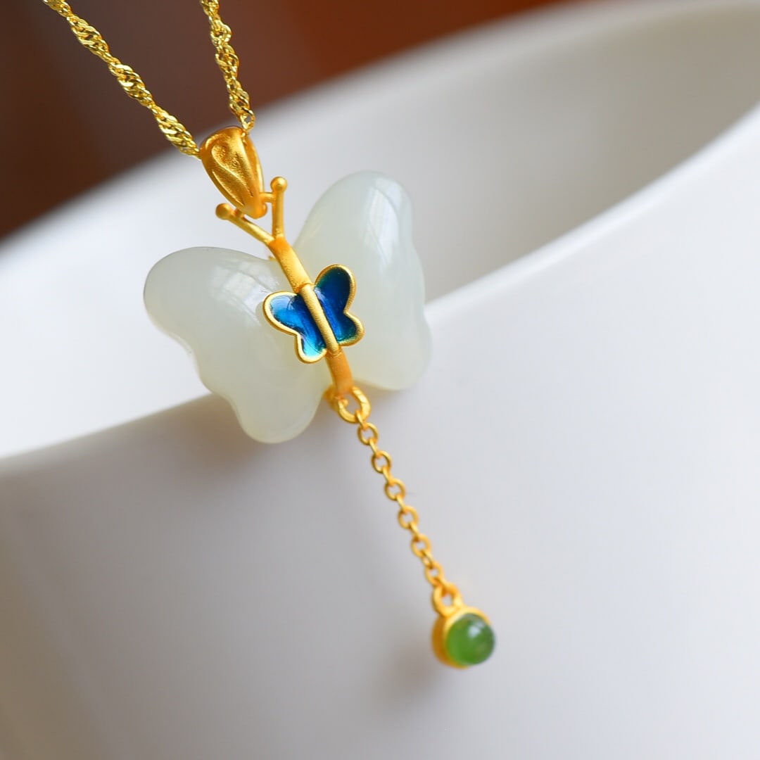 An Exquisite Sterling Silver-Gold Plated Inlaid White Jade Necklace: An Exquisite Sterling Silver-Gold Plated Inlaid White Jade Necklace,Size:14mmx19mm 纯银镀金镶白玉项链