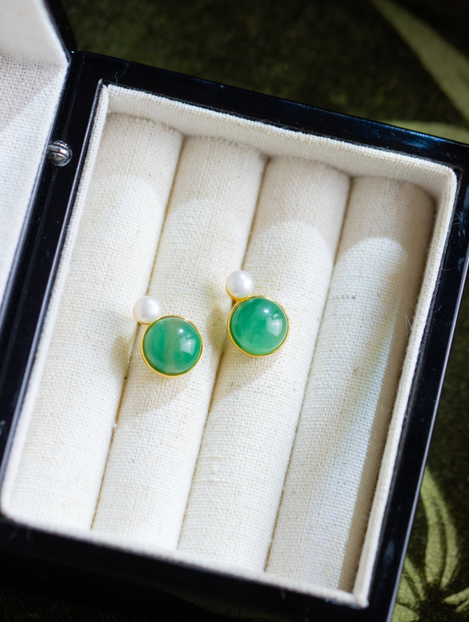 A Pair of Exquisite Sterling Silver-Gold Plated Inlaid Jadeite Earrings, Inlaid Pearls: A Pair of Exquisite Sterling Silver-Gold Plated Inlaid Jadeite Earrings, Inlaid Pearls 一对纯银镀金镶翡翠耳钉,嵌珍珠